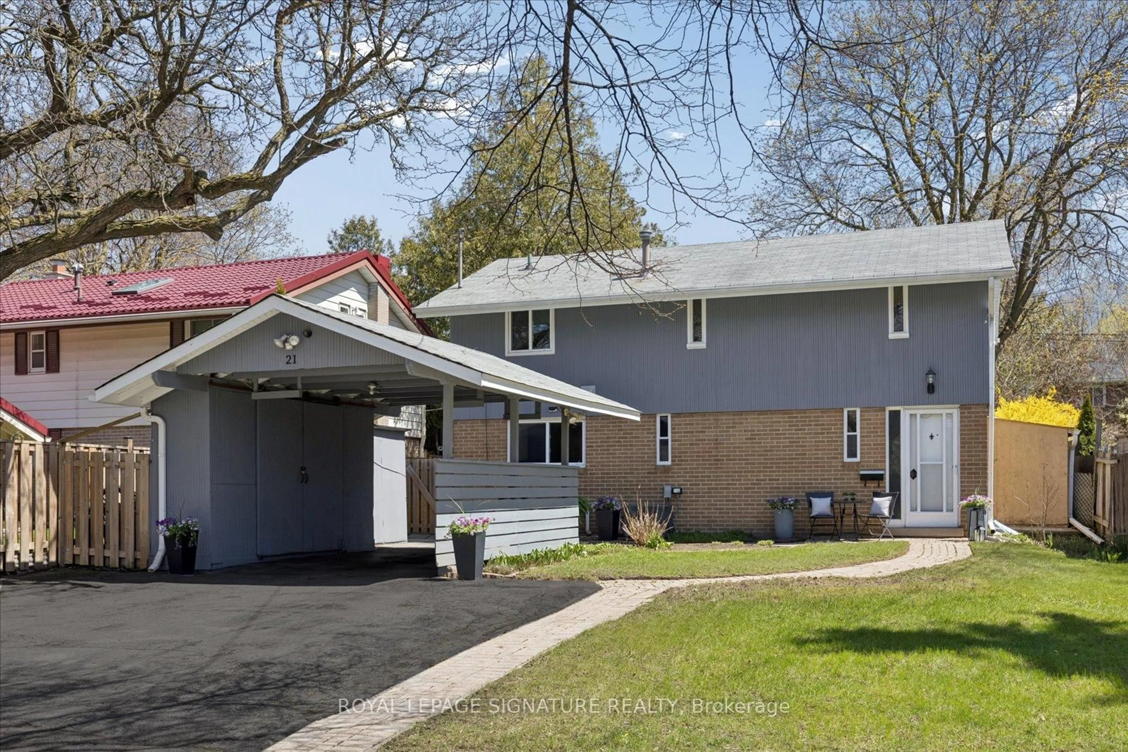 Home with vinyl exterior material, street for 21 Munson Cres, Toronto Ontario M1P 3M8