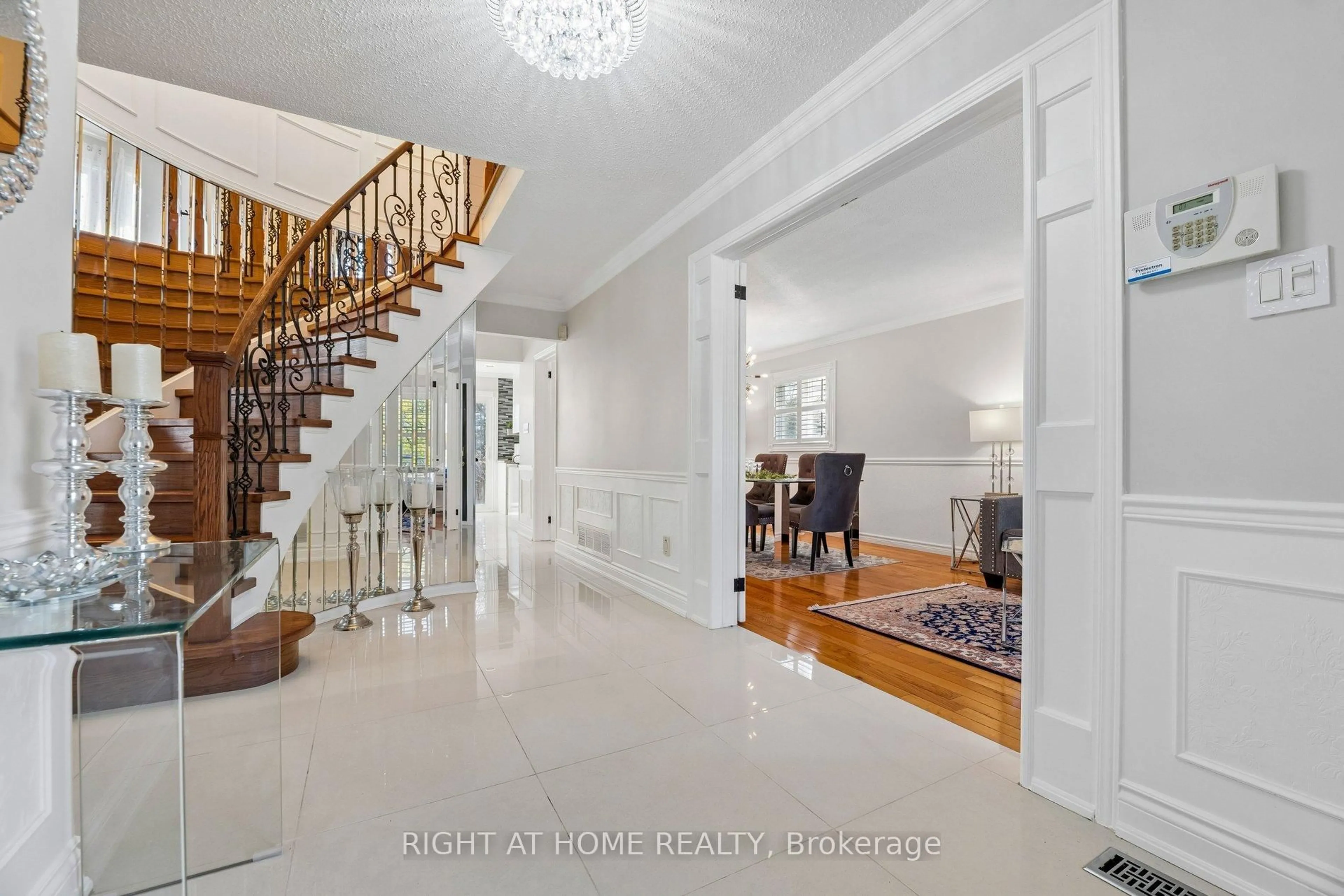 Indoor foyer for 2007 Lynn Heights Dr, Pickering Ontario L1X 1N5