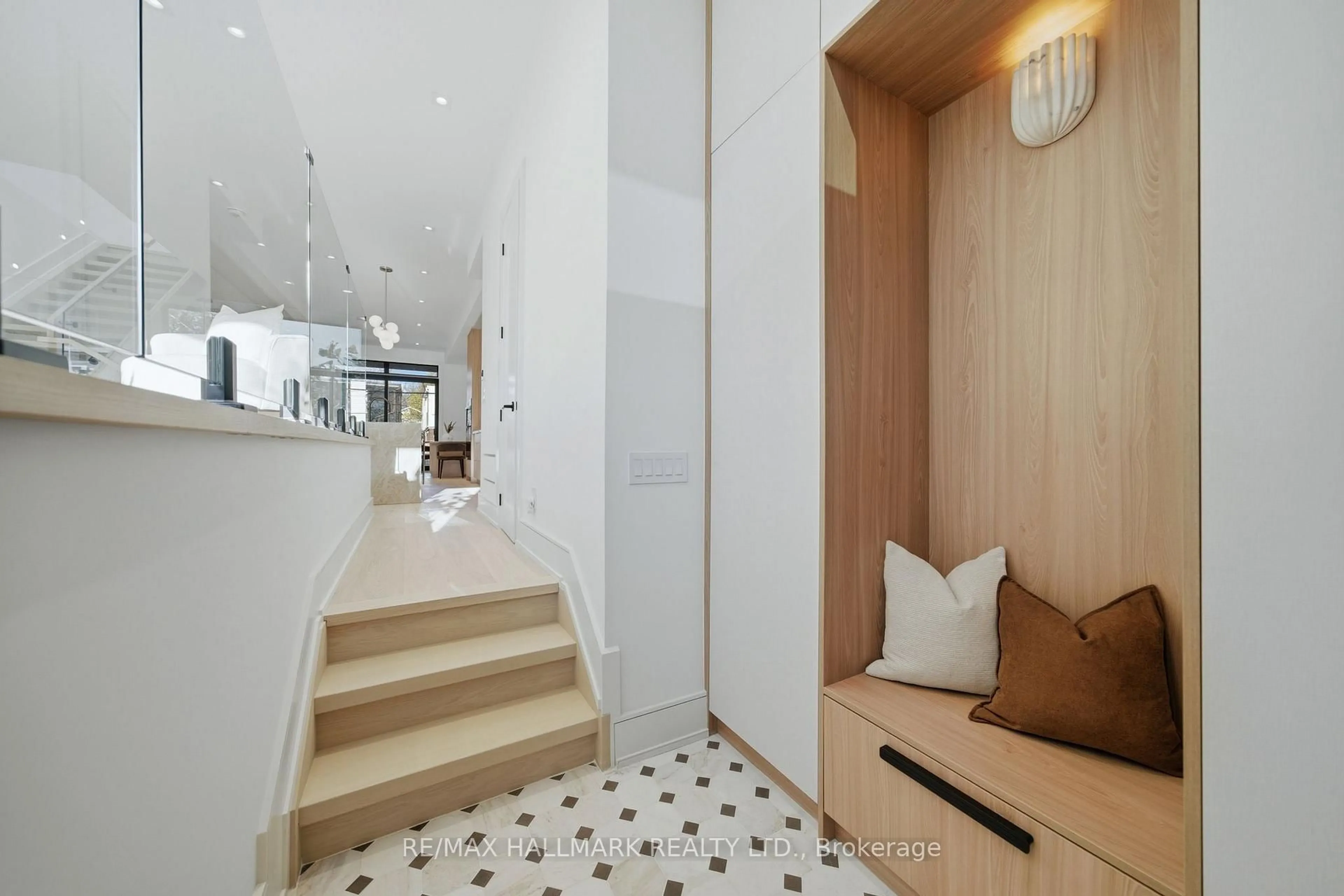 Indoor foyer for 10 Leroy Ave, Toronto Ontario M4J 4G7