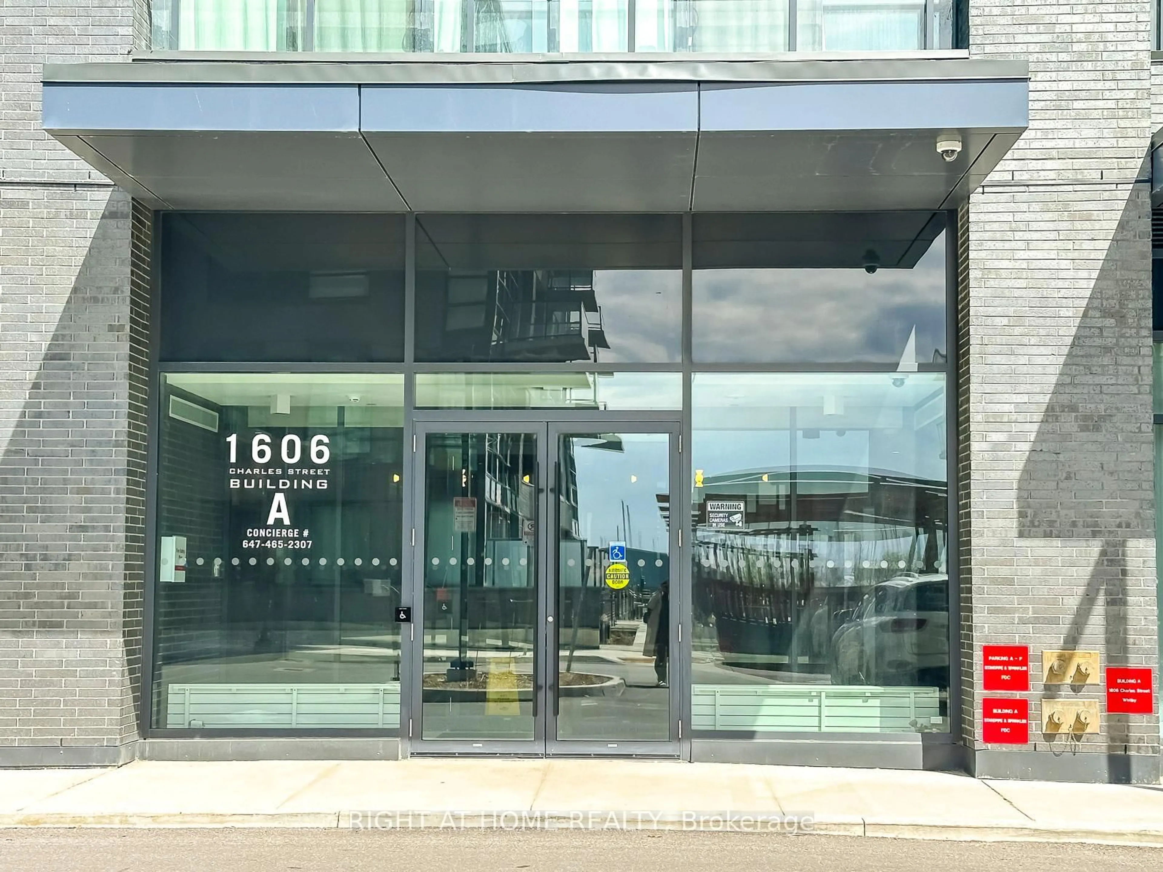 Indoor foyer for 1606 Charles St #1308, Whitby Ontario L1N 0P1