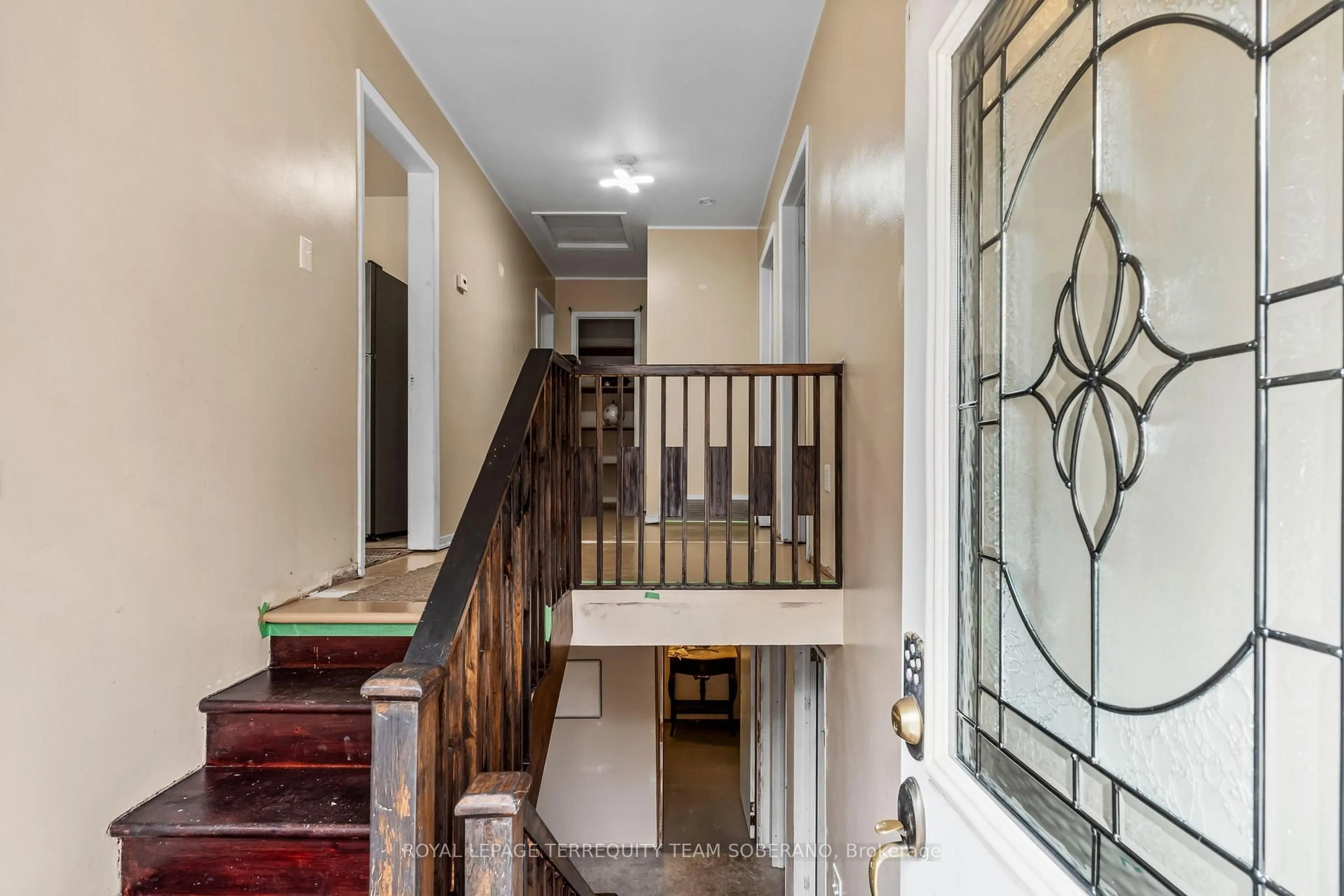 Indoor foyer for 378 Elmgrove Ave, Oshawa Ontario L1J 2C5