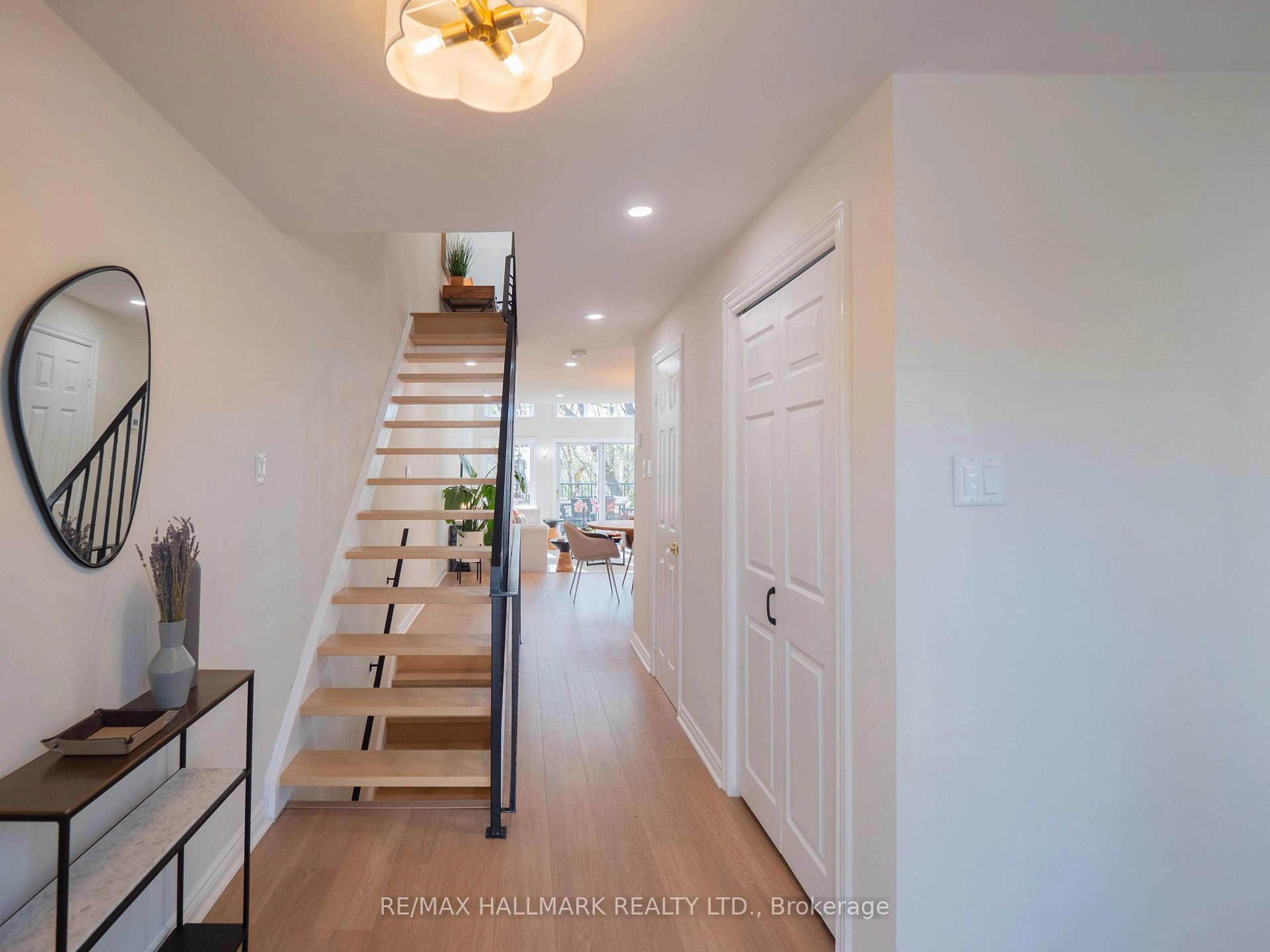 Indoor entryway for 18 Doncrest Rd #TH #2, Toronto Ontario M4K 1R8