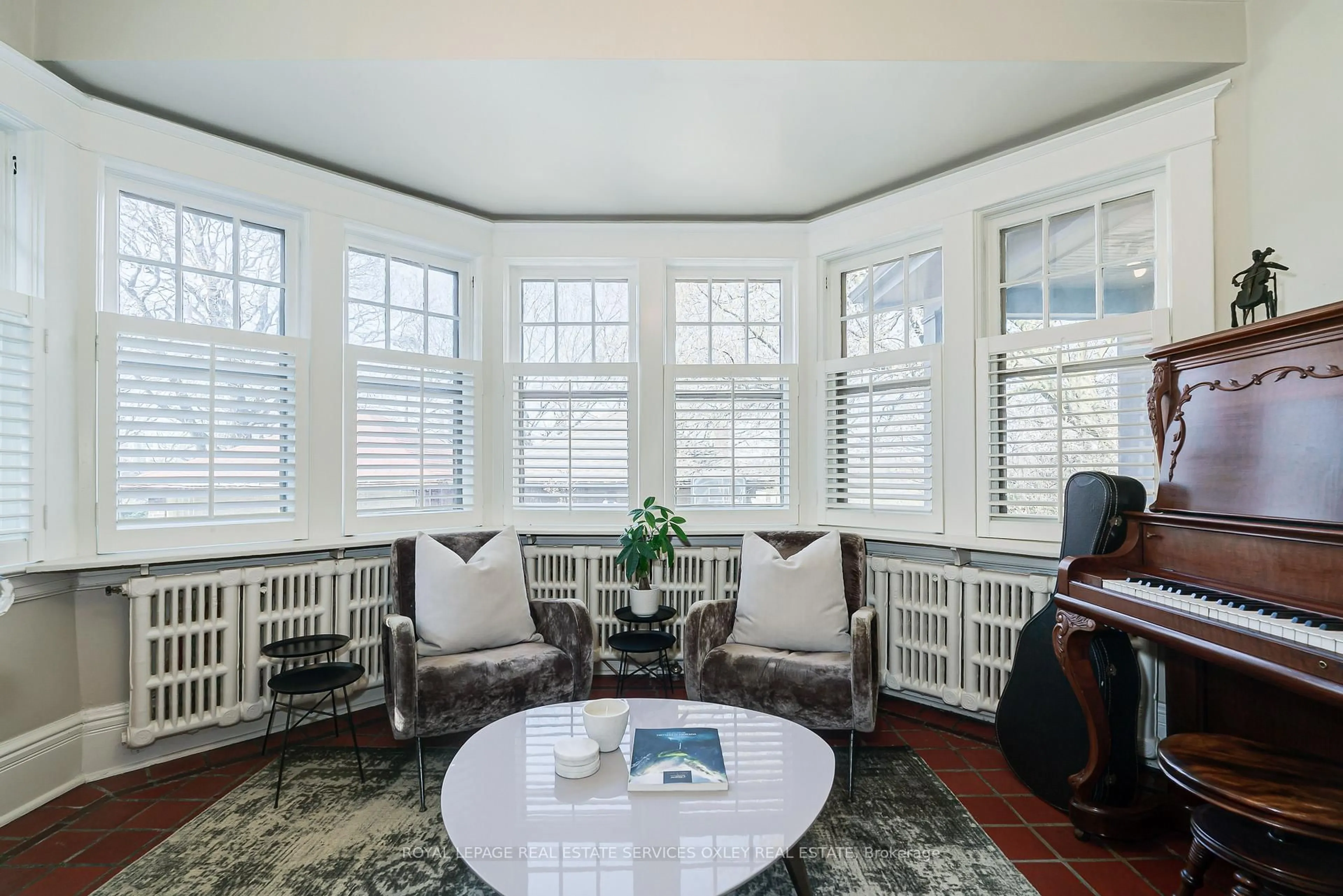 Living room with furniture, unknown for 45 Thorncliffe Ave, Toronto Ontario M4K 1V4