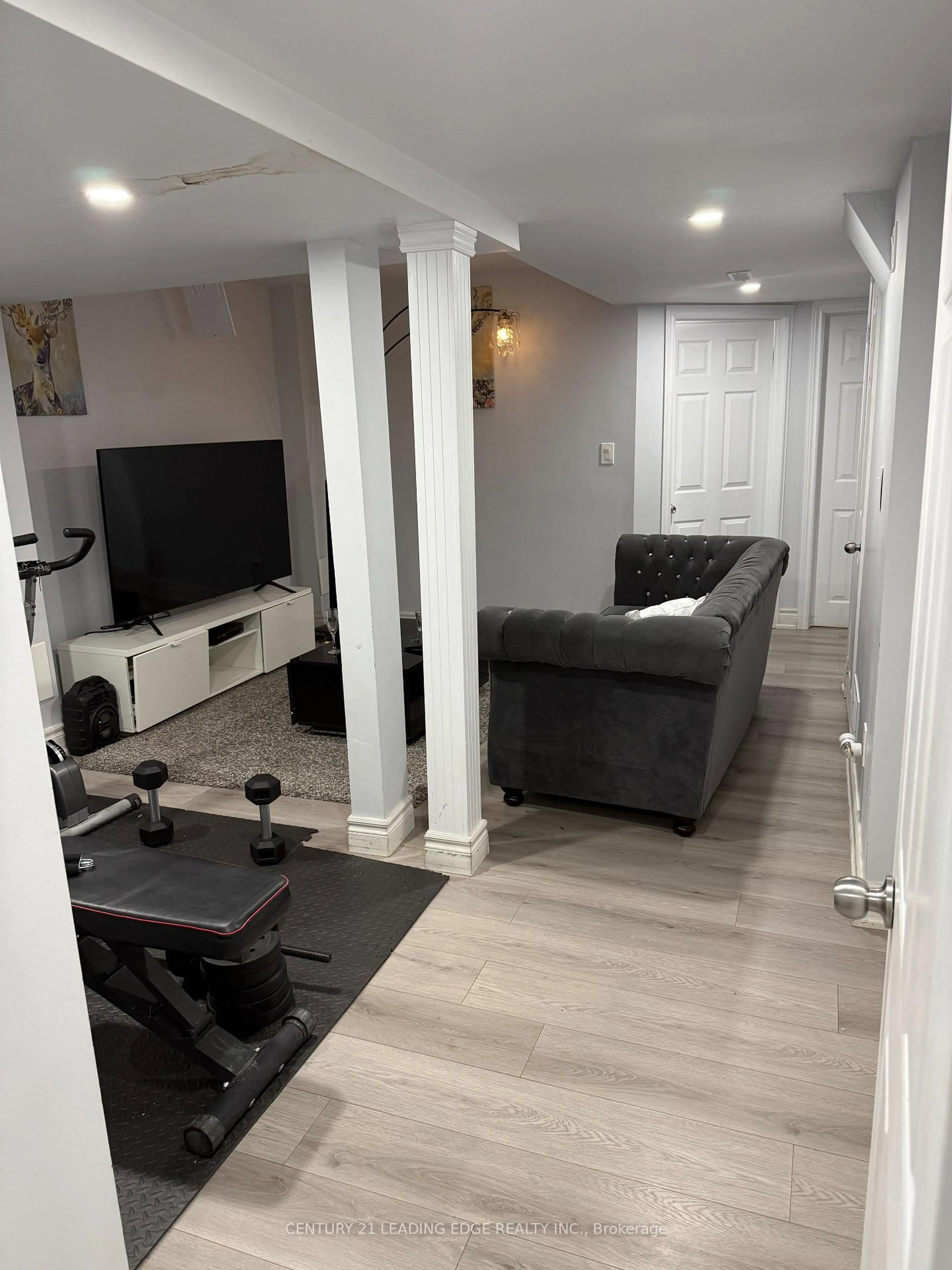 A pic of a room for 123 Kirkland Pl, Whitby Ontario L1P 1W8
