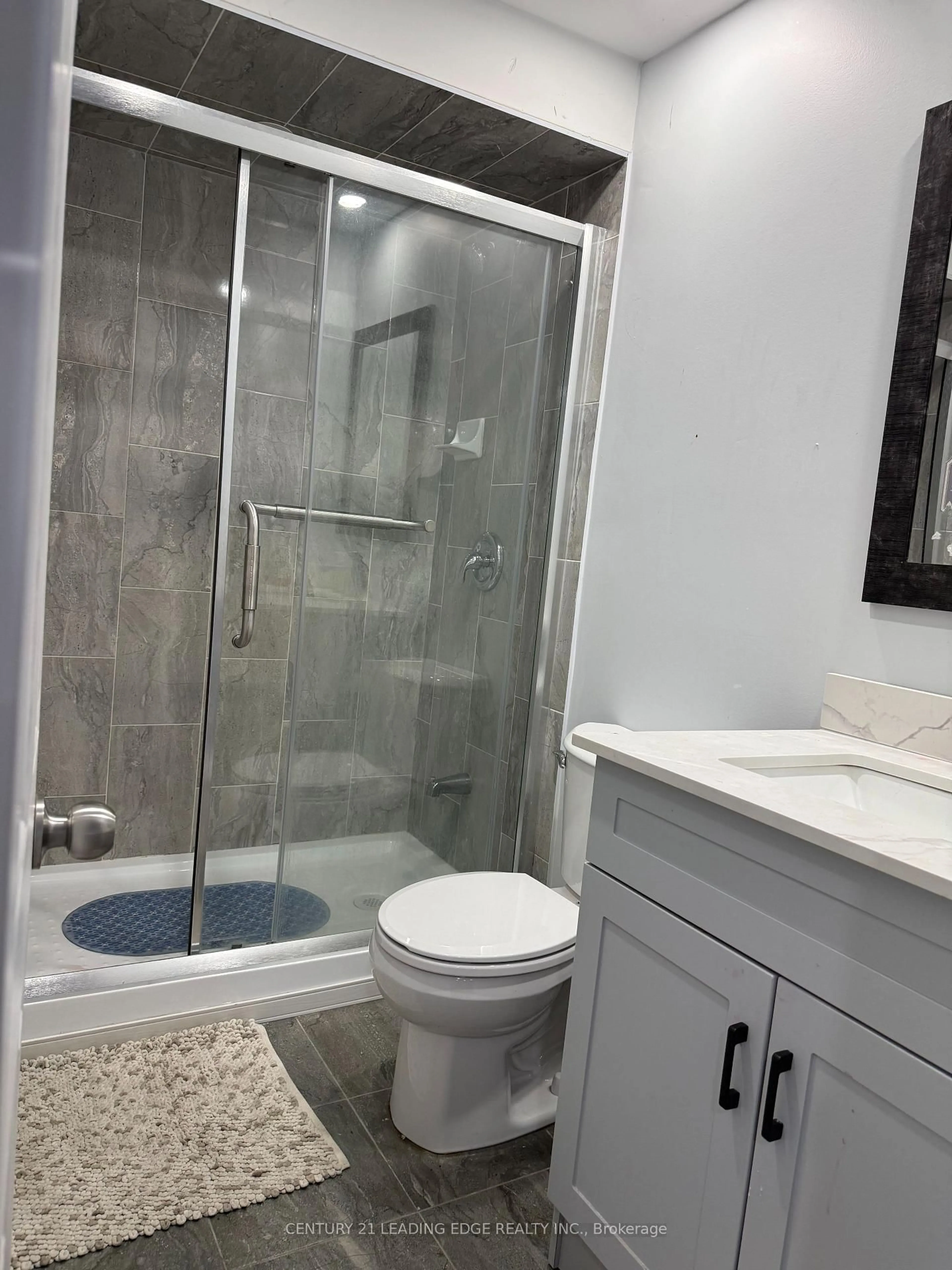 Standard bathroom, ceramic/tile floor for 123 Kirkland Pl, Whitby Ontario L1P 1W8