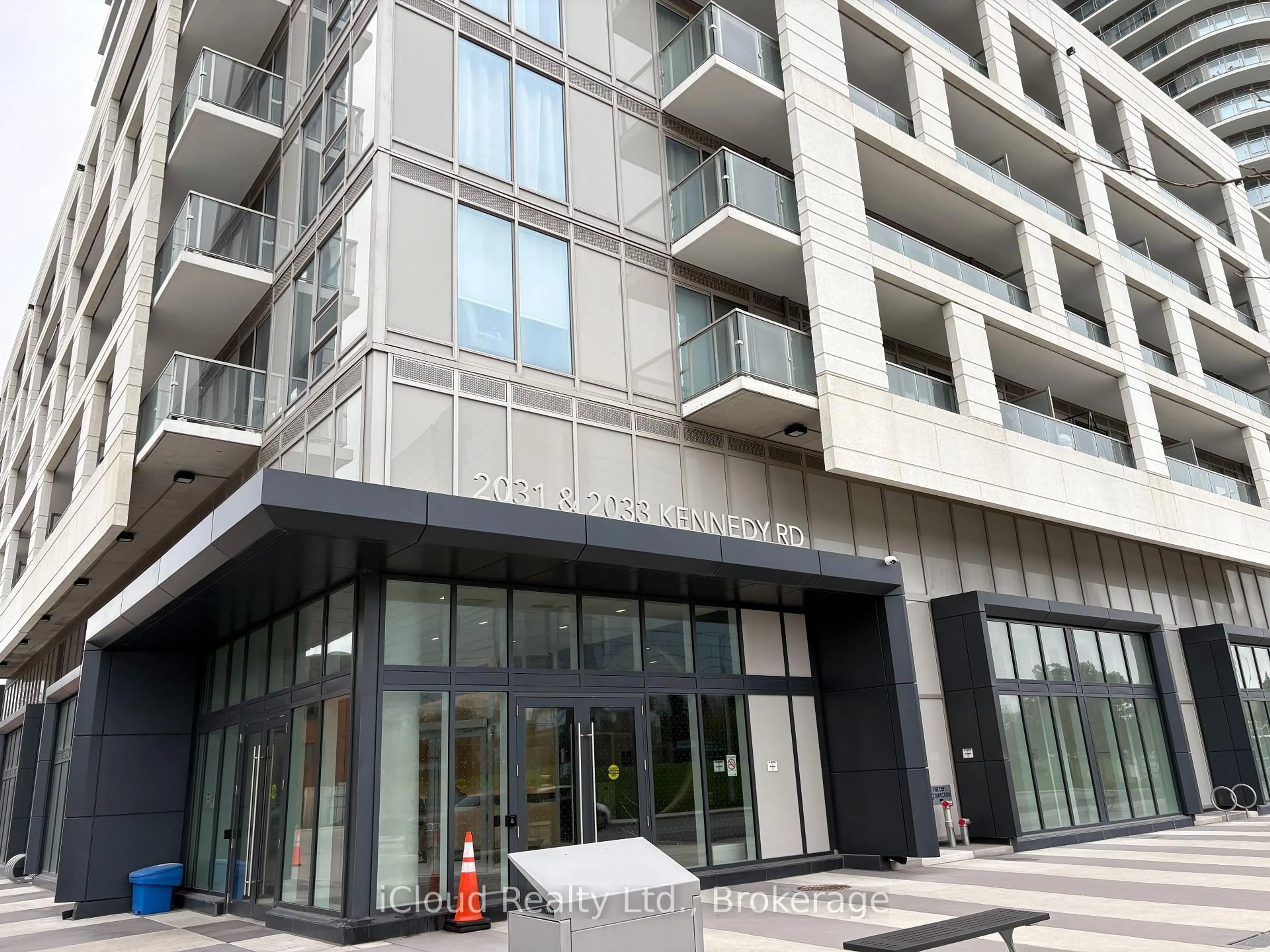 Indoor foyer for 2033 Kennedy Rd #303, Toronto Ontario M1T 0B9