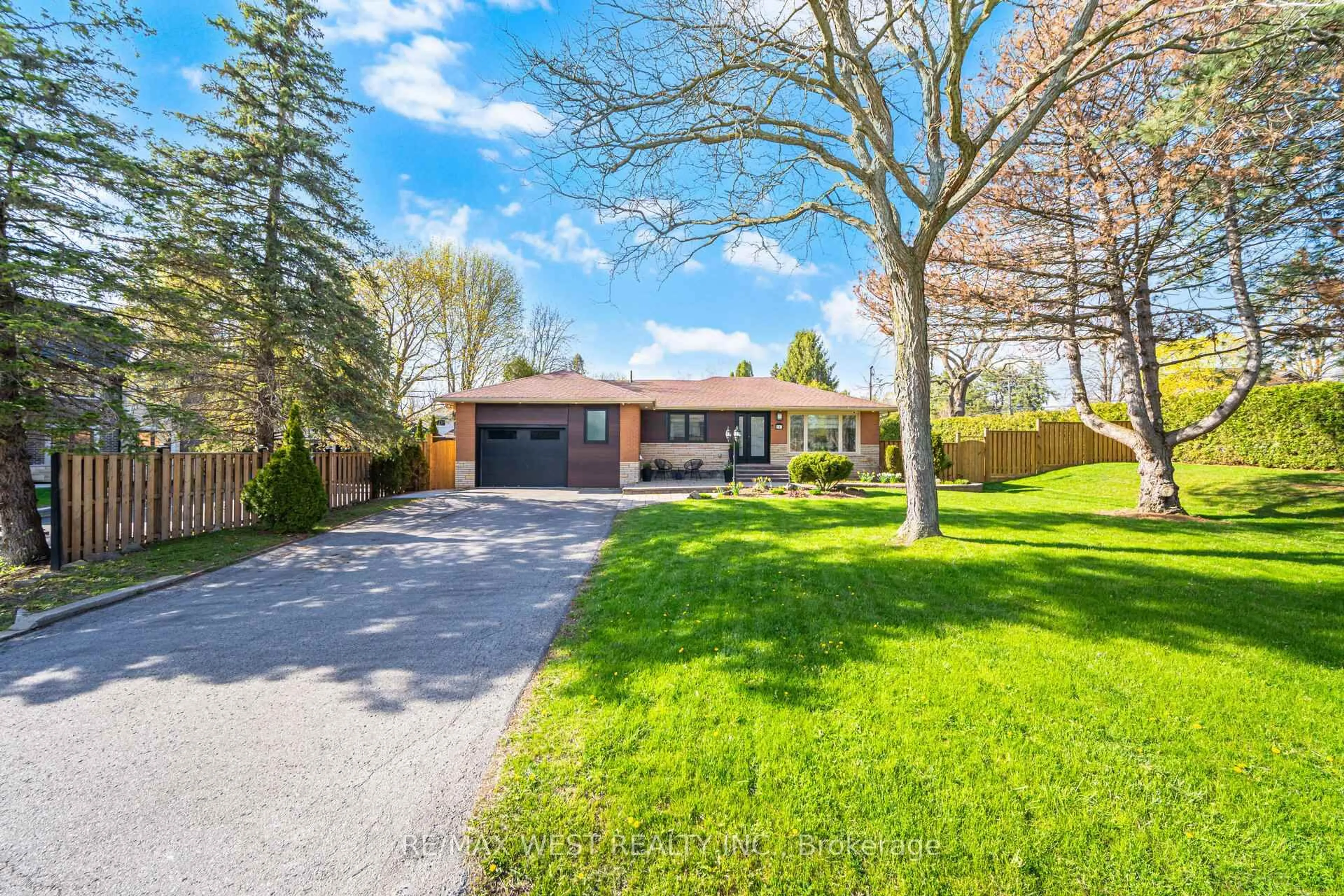 Unknown for 4 Avon Crt, Whitby Ontario L1N 3H3