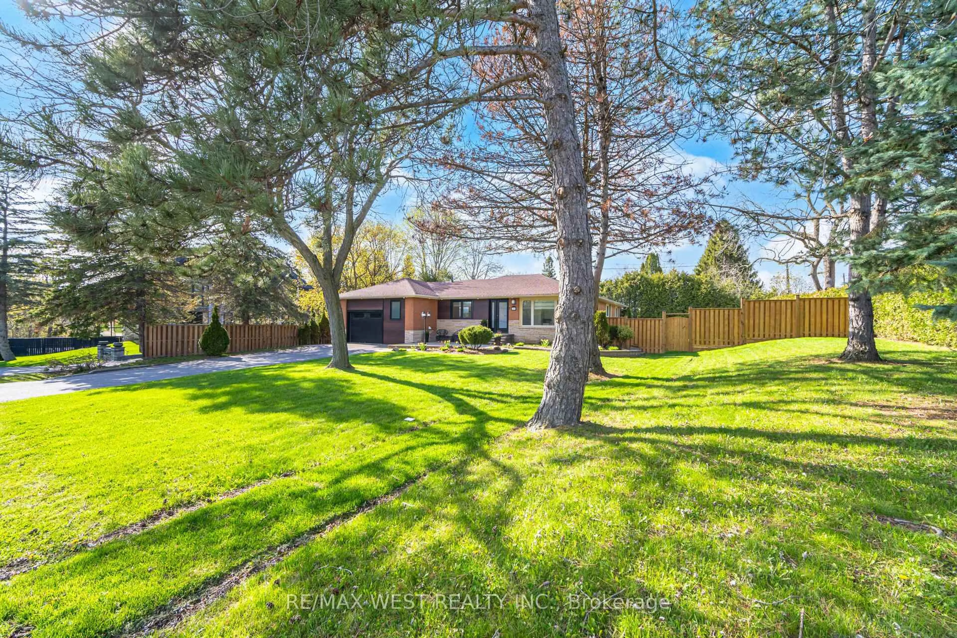 A pic from outside/outdoor area/front of a property/back of a property/a pic from drone, unknown for 4 Avon Crt, Whitby Ontario L1N 3H3