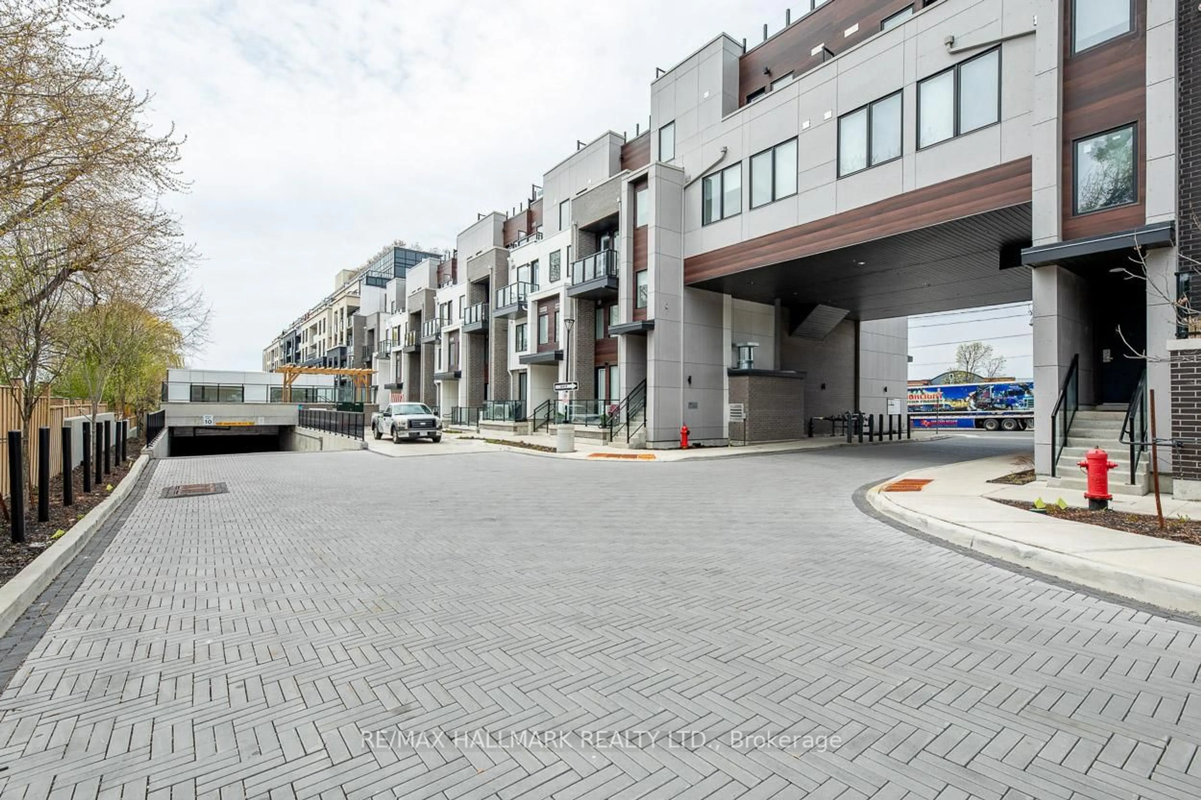 Patio, street for 1475 O'Connor Dr #5, Toronto Ontario M4B 2V5