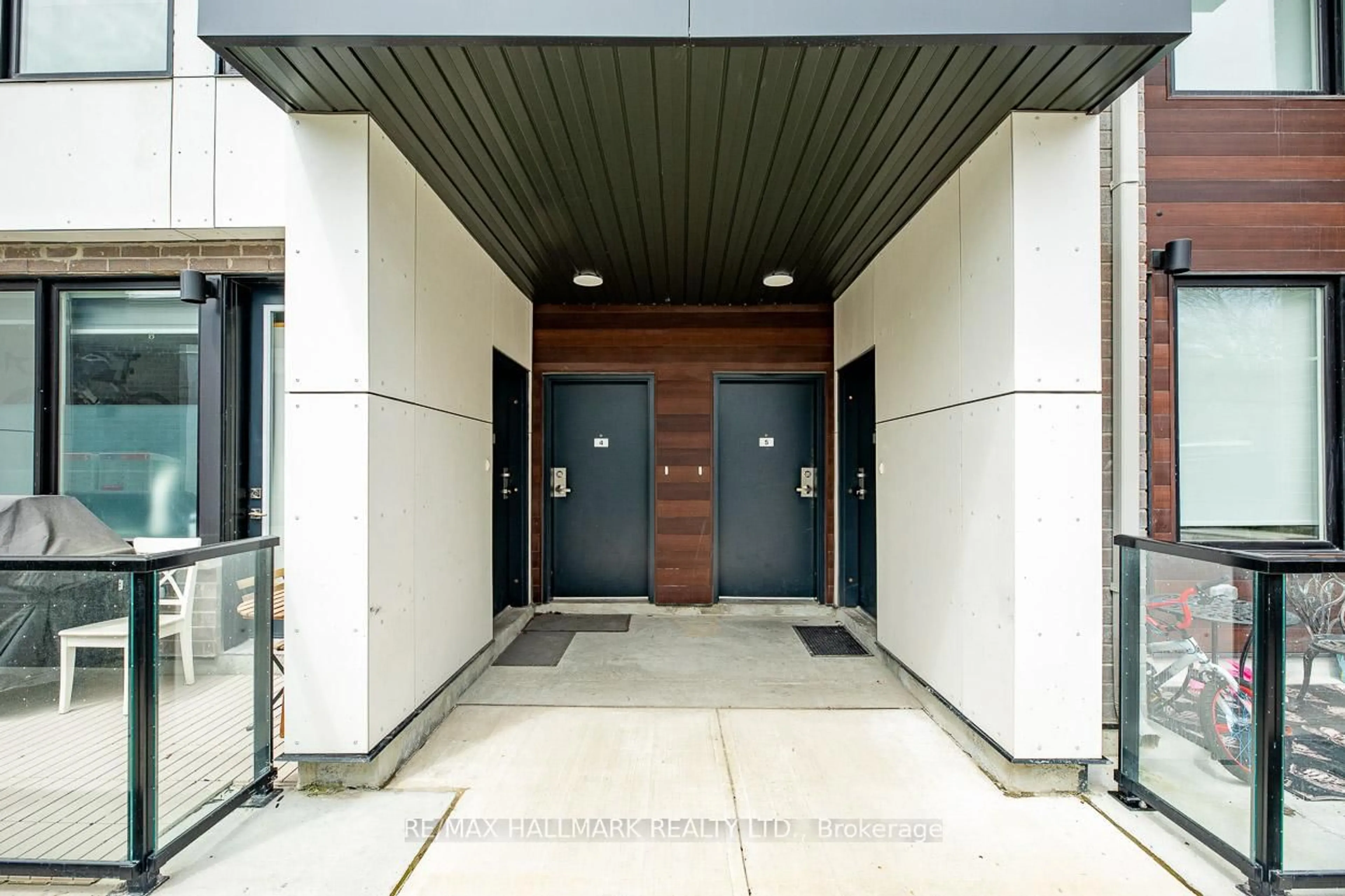 Indoor foyer for 1475 O'Connor Dr #5, Toronto Ontario M4B 2V5