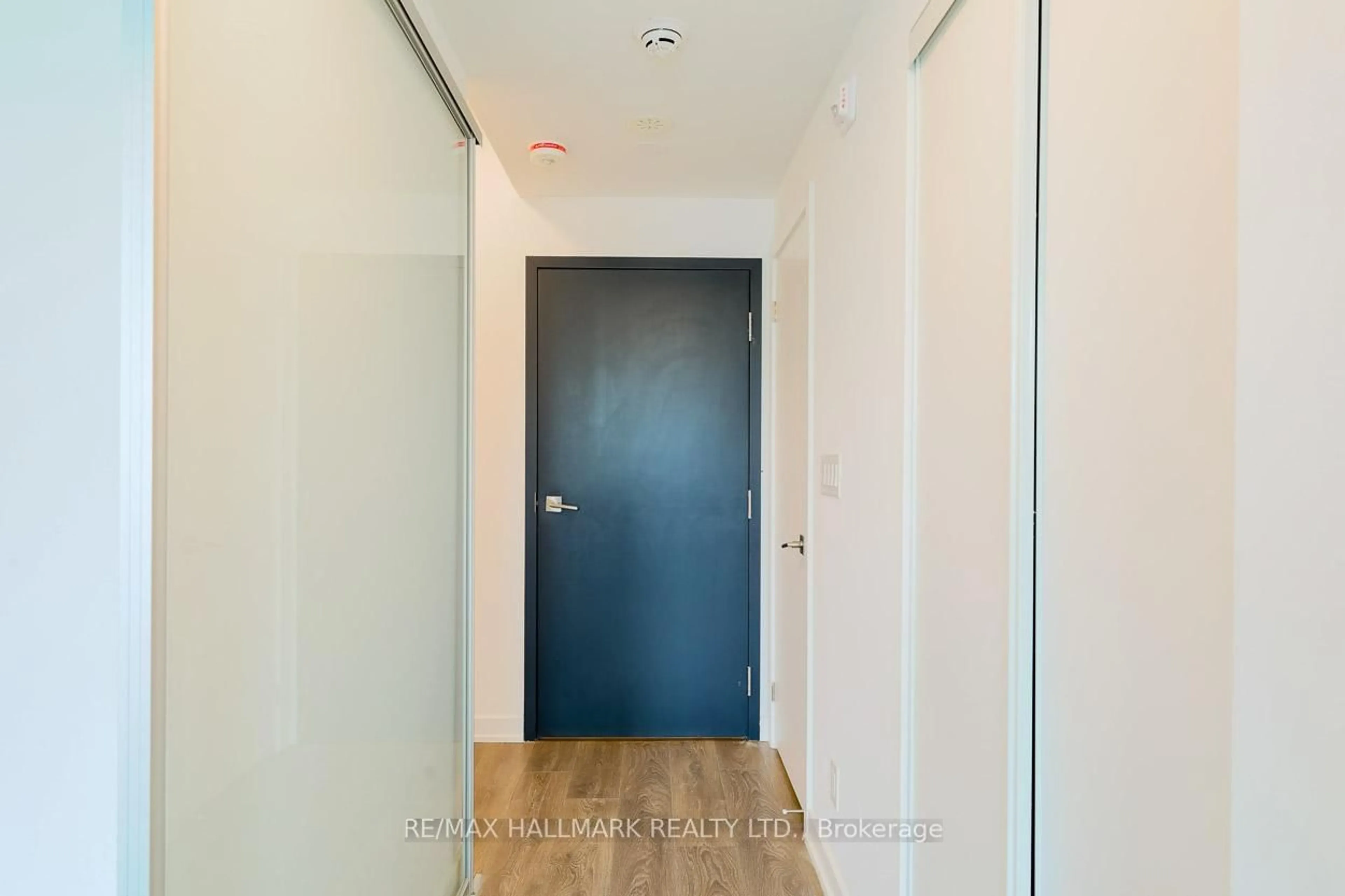 Indoor entryway for 1475 O'Connor Dr #5, Toronto Ontario M4B 2V5
