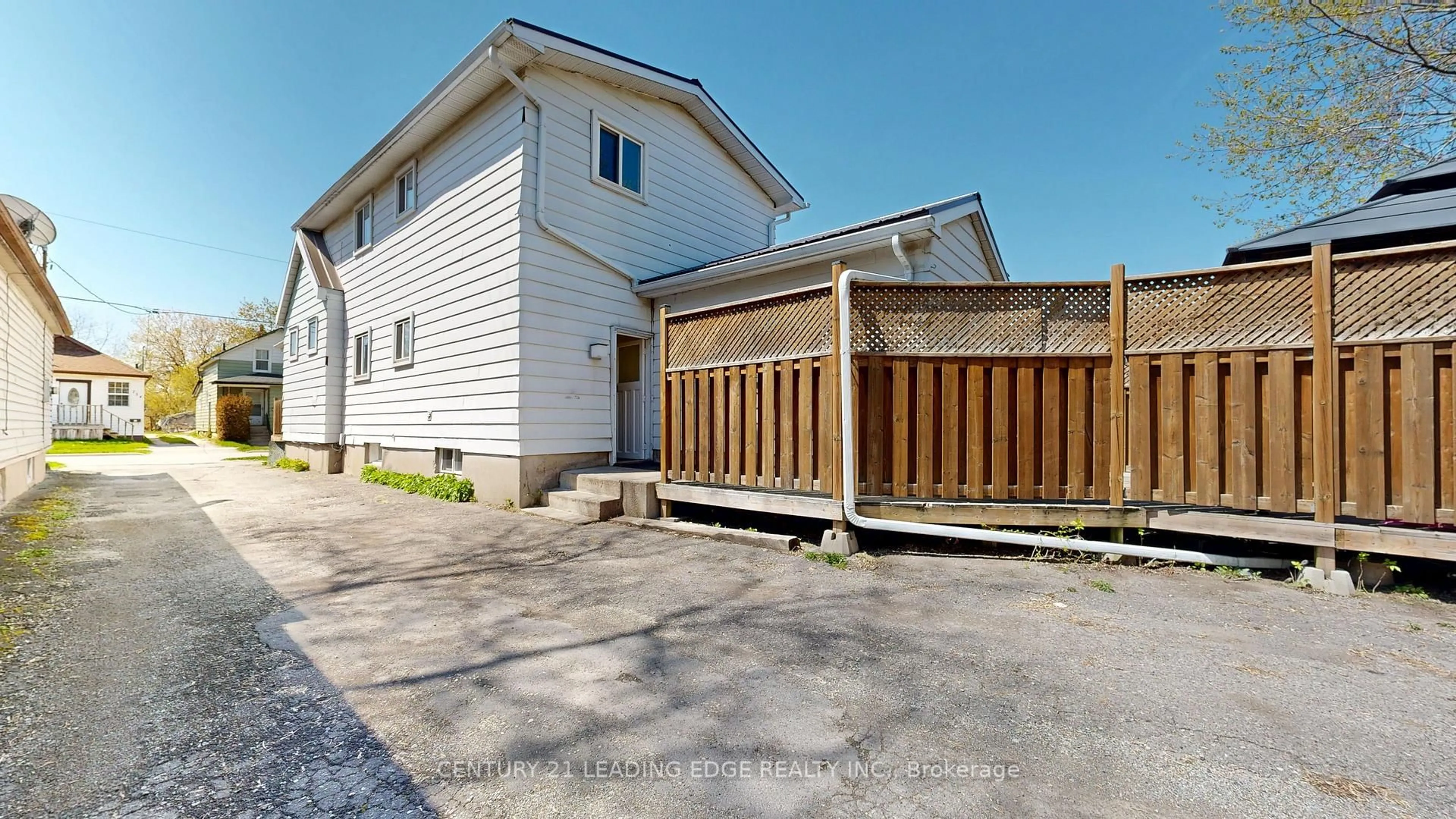 A pic from outside/outdoor area/front of a property/back of a property/a pic from drone, street for 751 Gifford St, Oshawa Ontario L1H 4W1