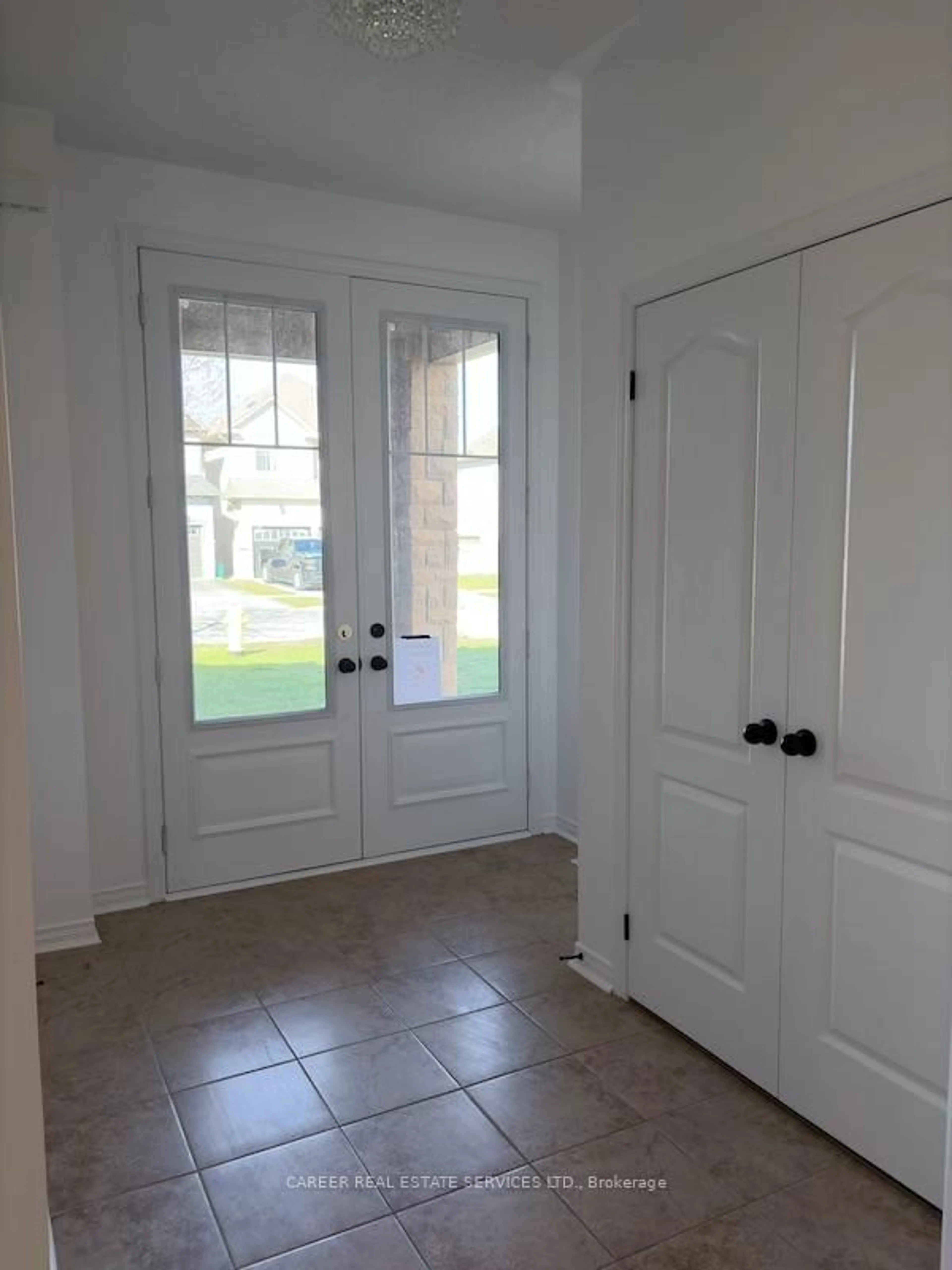 Indoor entryway for 27 Alldread Cres, Clarington Ontario L1B 0C2