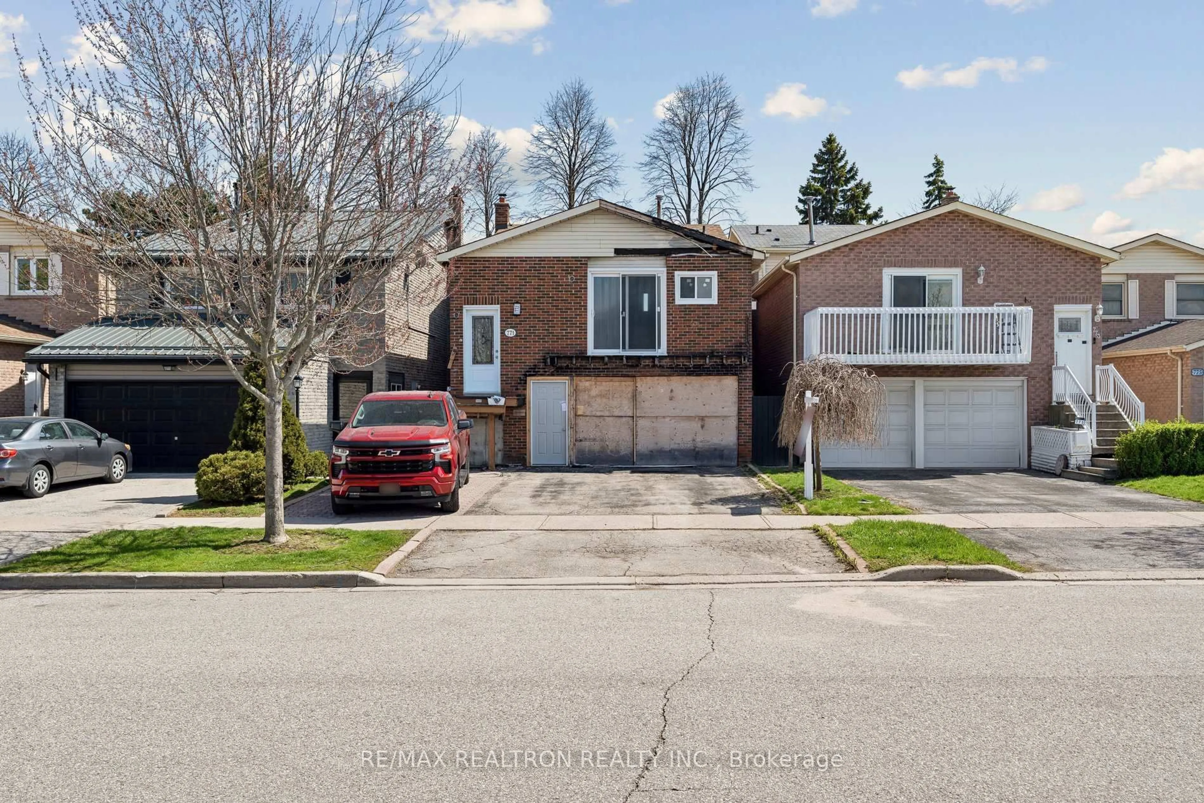 Home with brick exterior material, street for 771 Hampton Crt, Pickering Ontario L1W 3M3