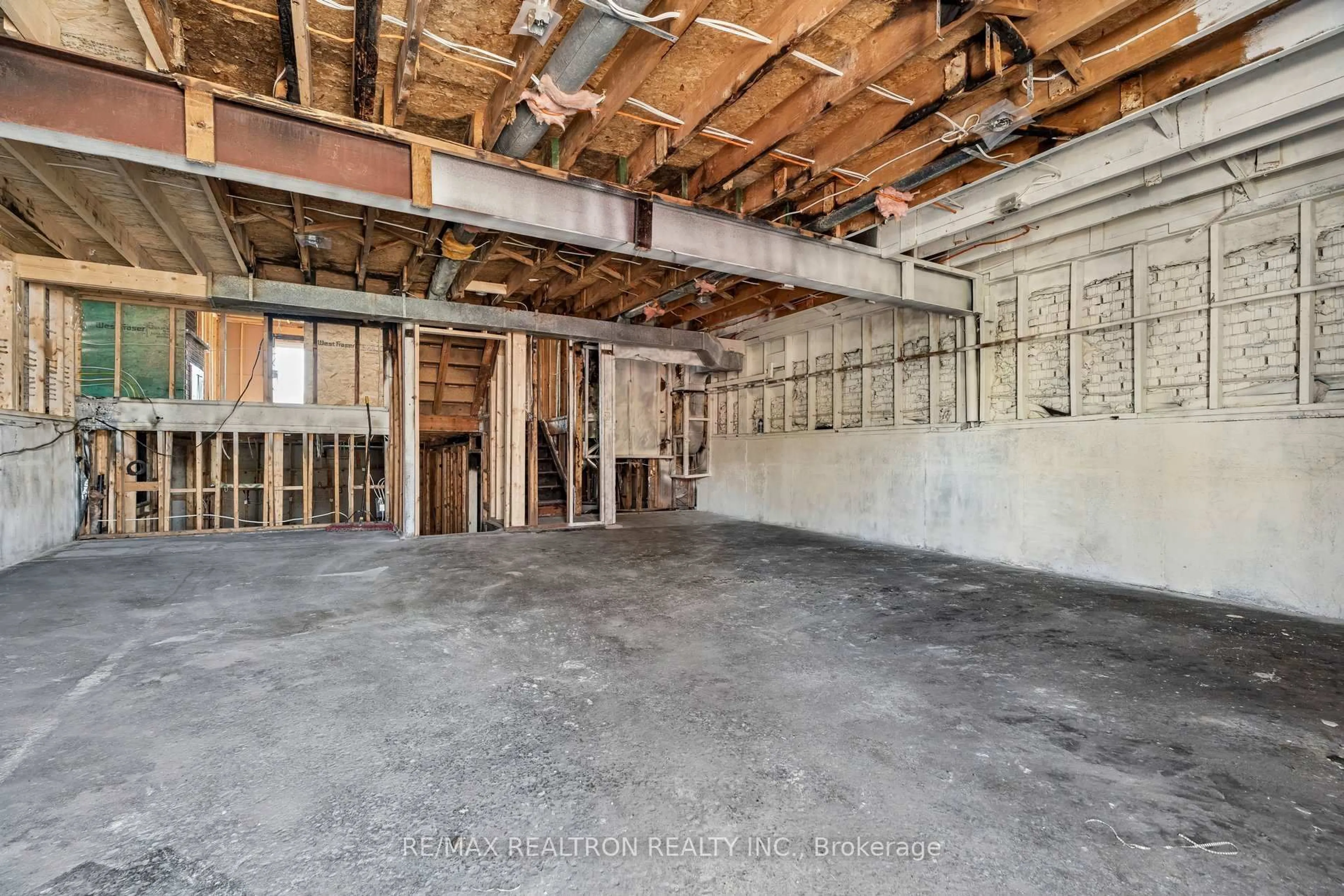 Indoor garage for 771 Hampton Crt, Pickering Ontario L1W 3M3