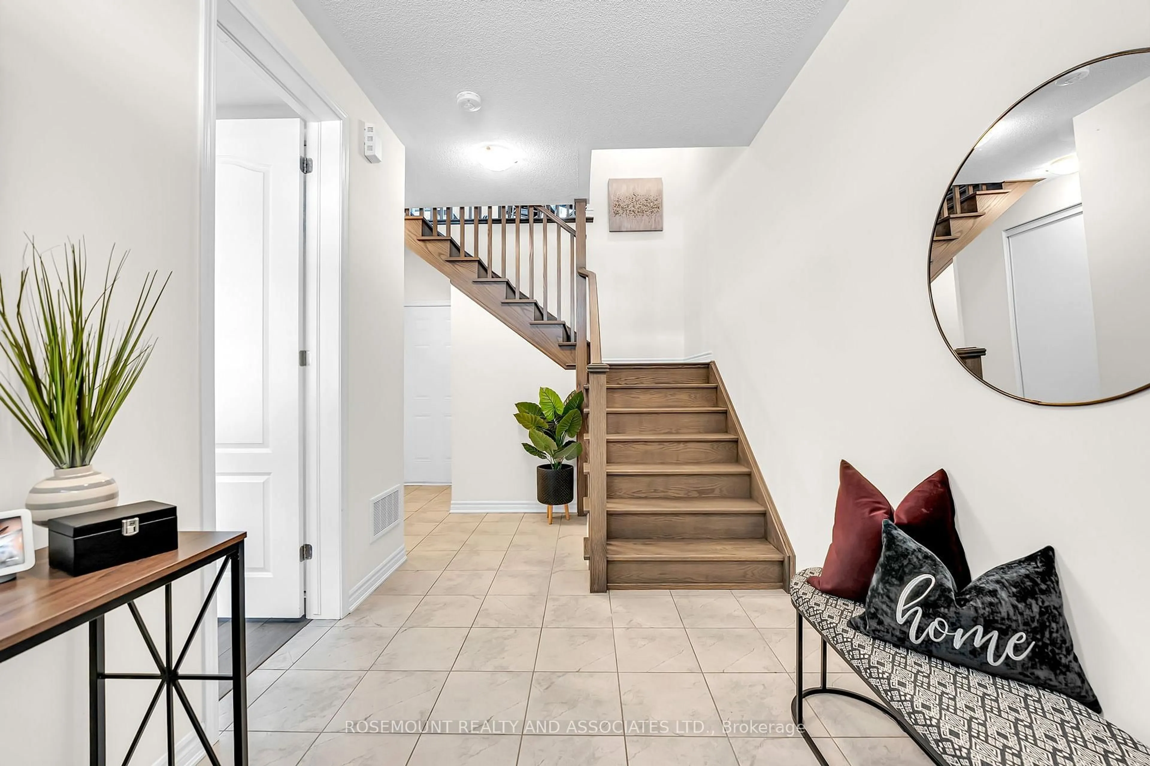 Indoor entryway for 52 Fiesta Way, Whitby Ontario L1P 0H9