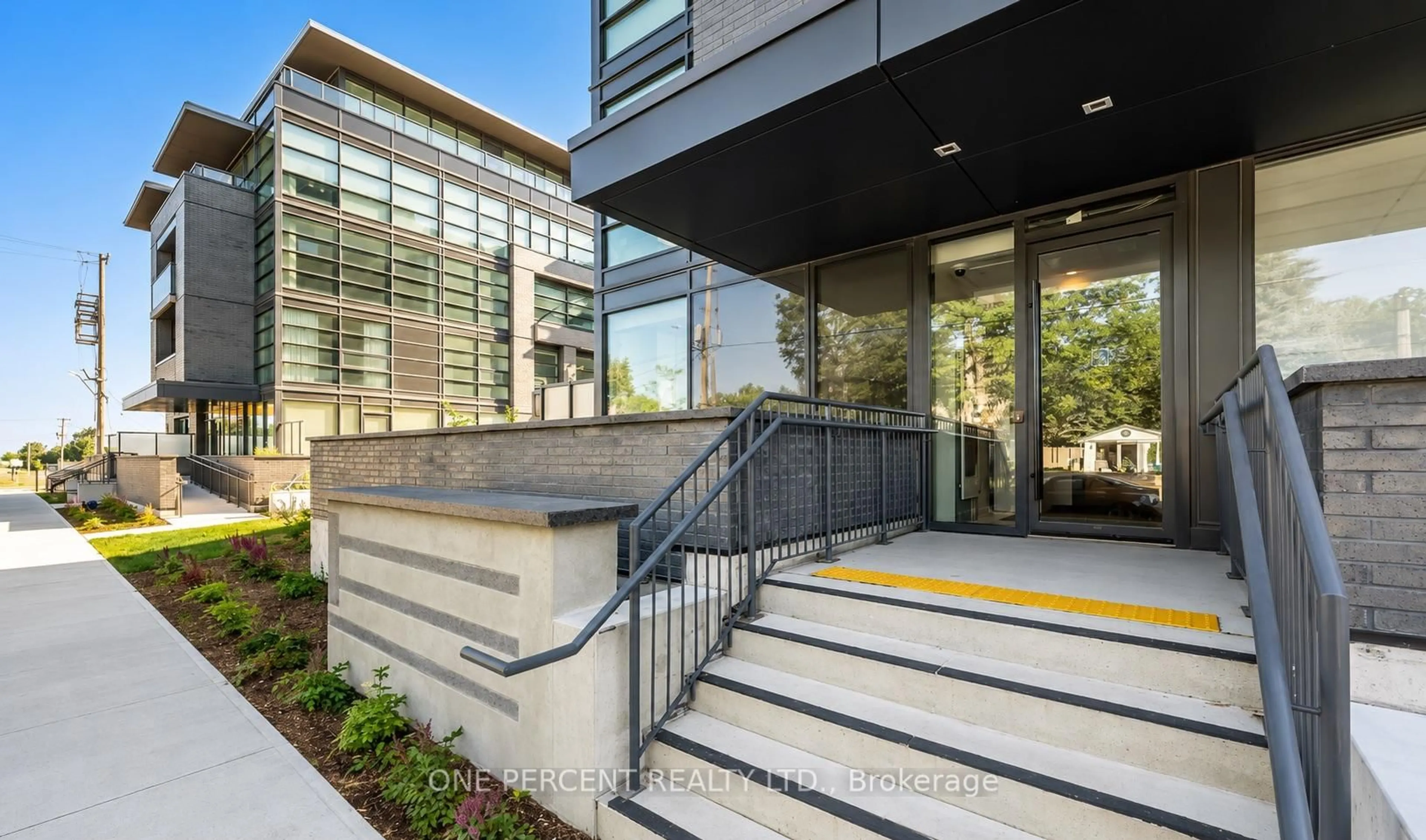 Indoor foyer for 1612 Charles St #136C, Whitby Ontario L1N 0P3