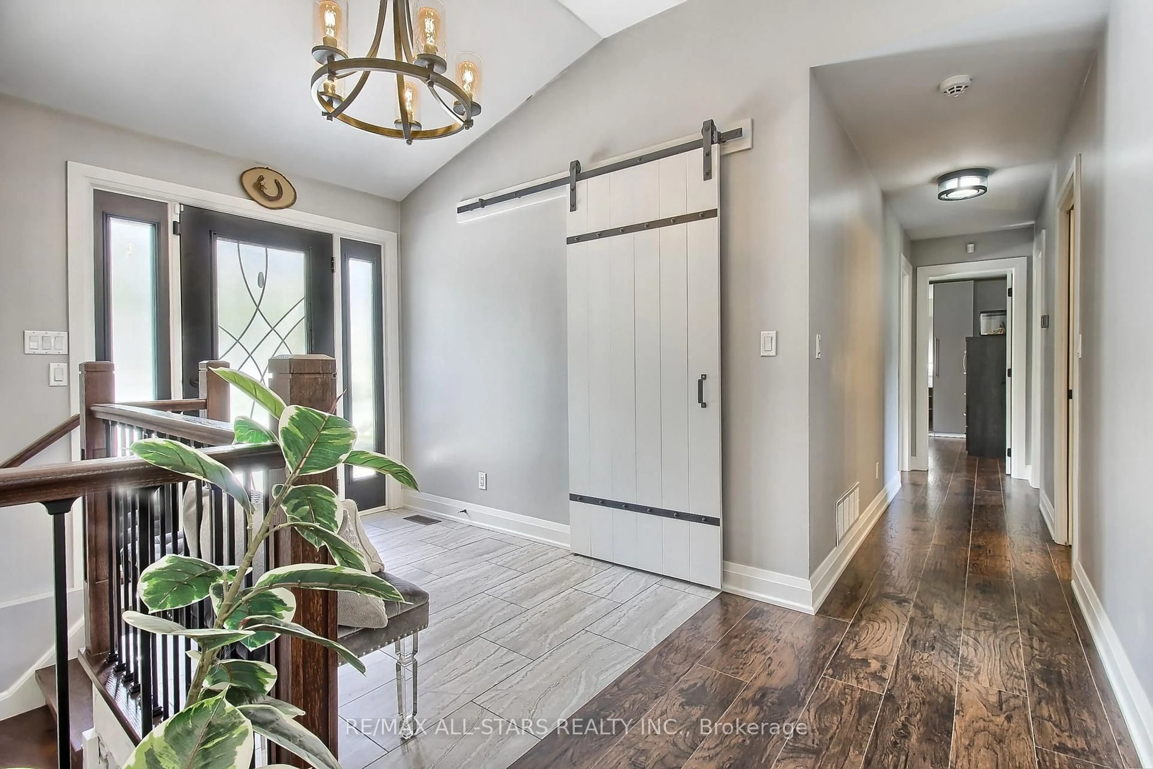Indoor entryway for 215 Uxbridge Pickering Townline, Pickering Ontario L1Y 0A4