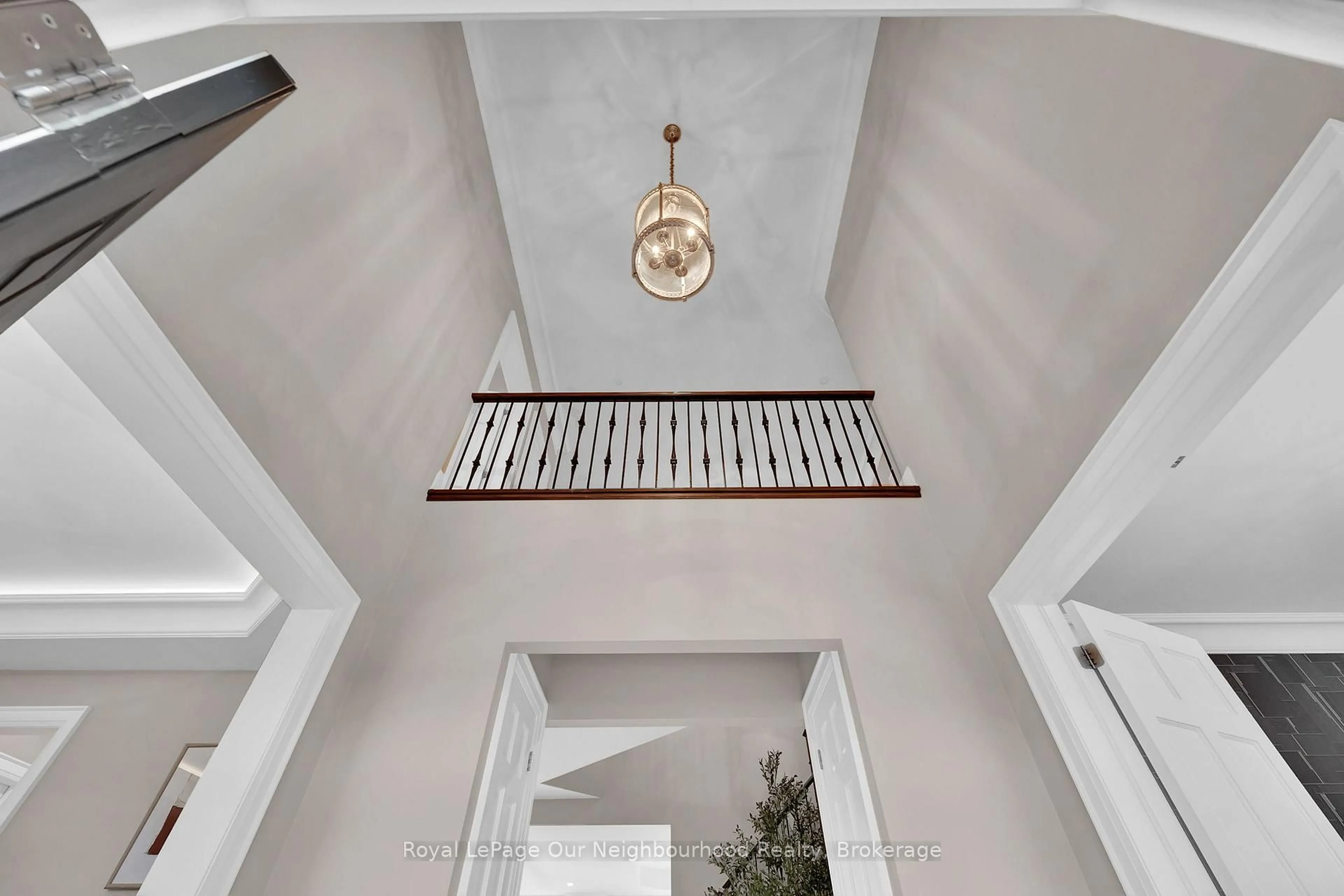 Indoor foyer for 9 Powers Crt, Clarington Ontario L0B 1M0