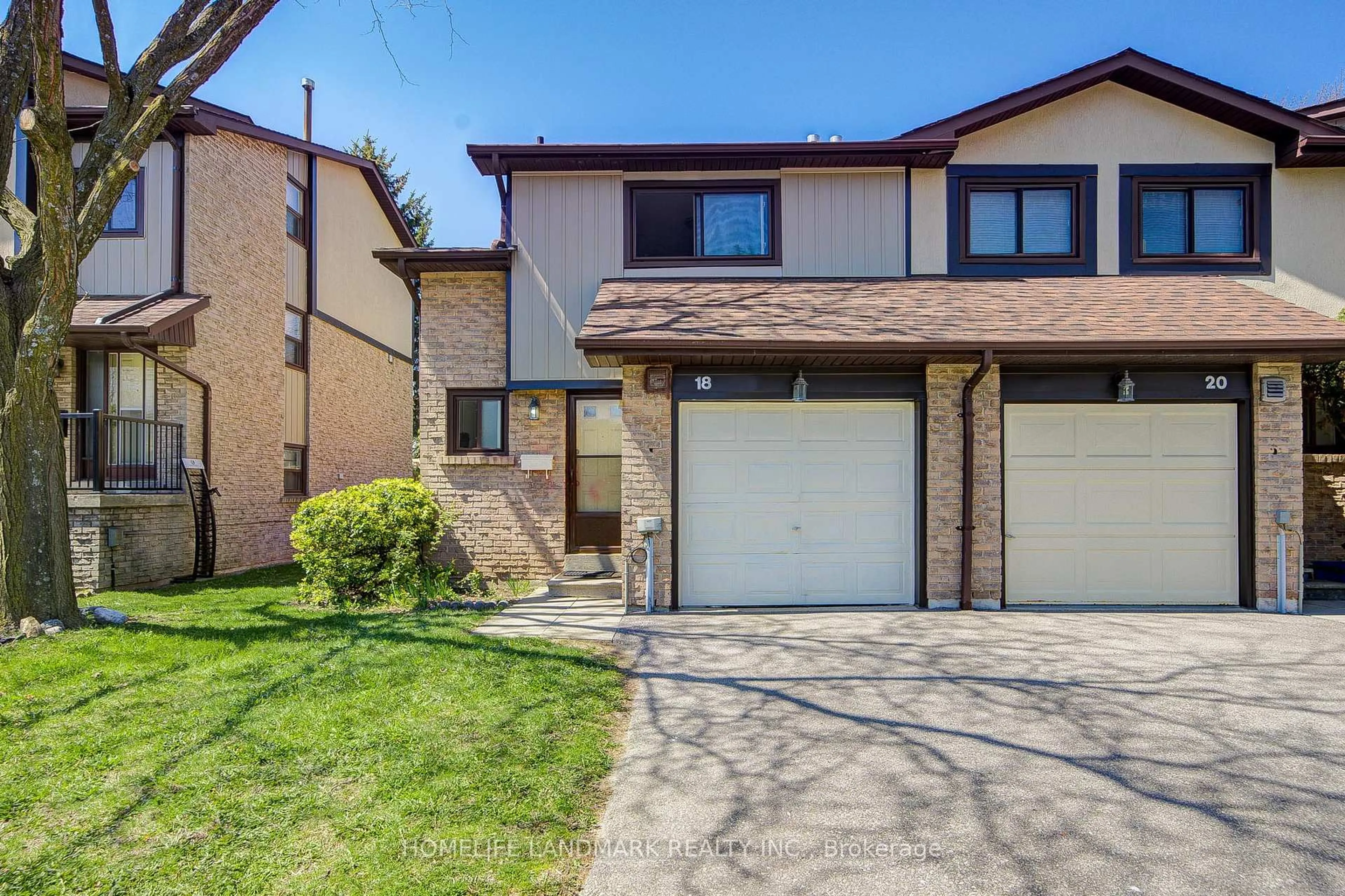 Home with vinyl exterior material, street for 29 Fundy Bay Blvd #18, Toronto Ontario M1W 3A2