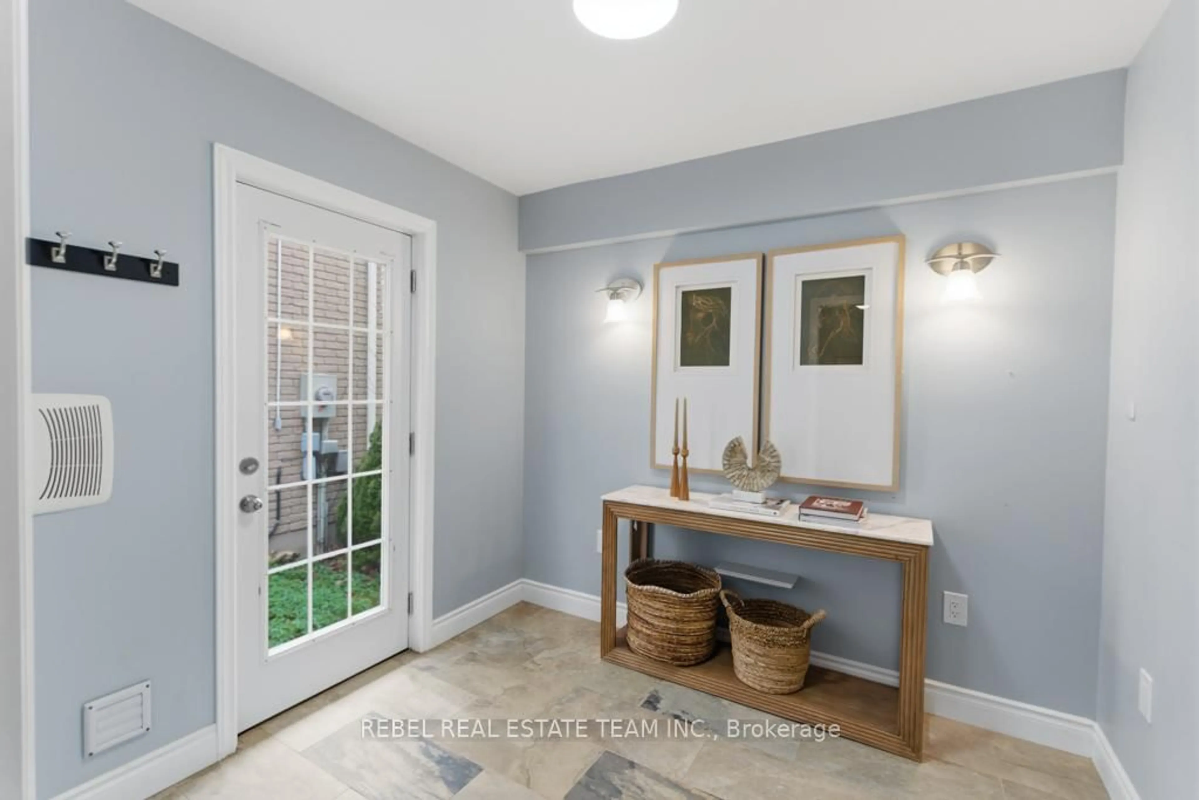 Indoor entryway for 67 Avondale Dr, Clarington Ontario L1E 2Y8