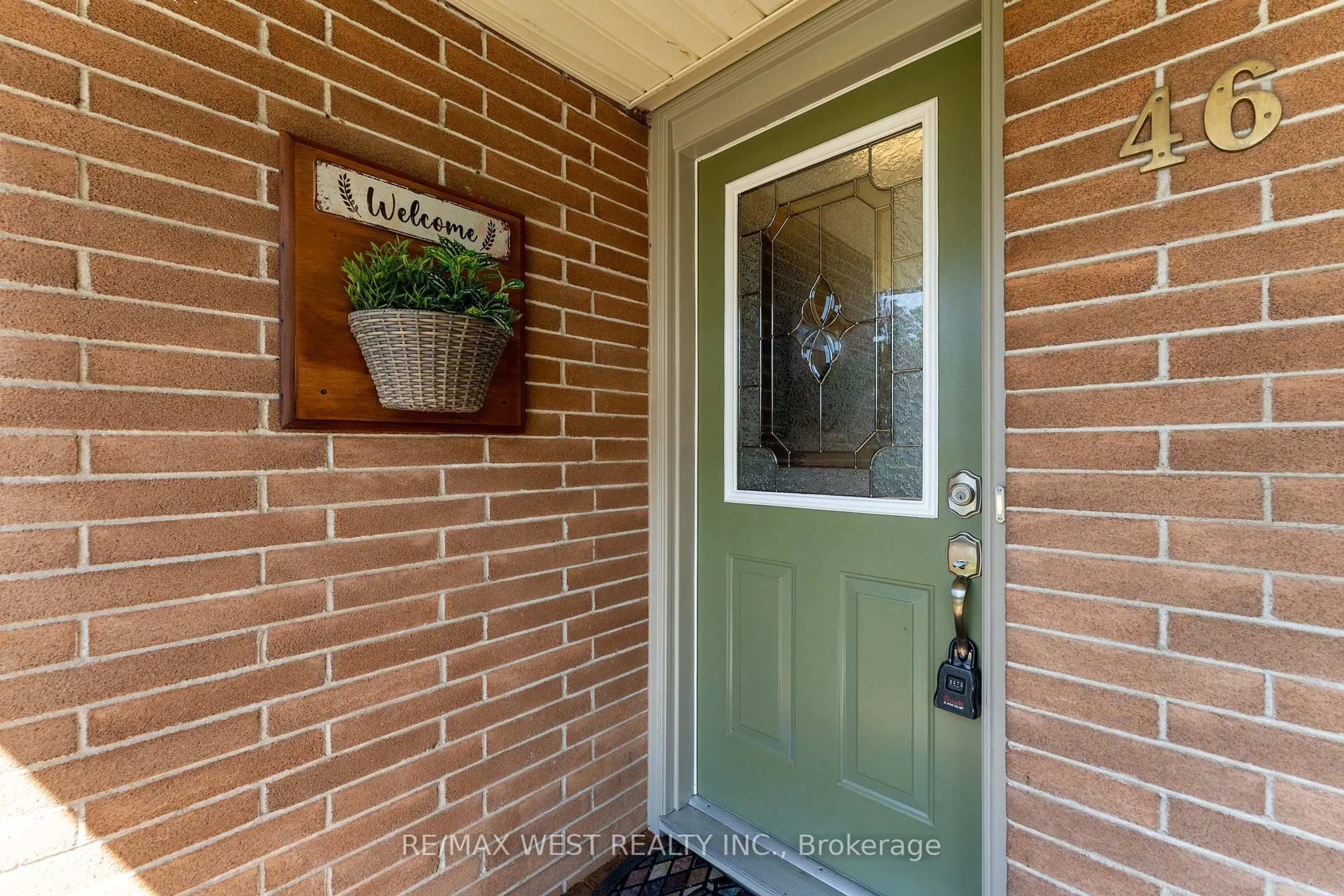Indoor entryway for 46 Orchard View Blvd, Oshawa Ontario L1G 3N7