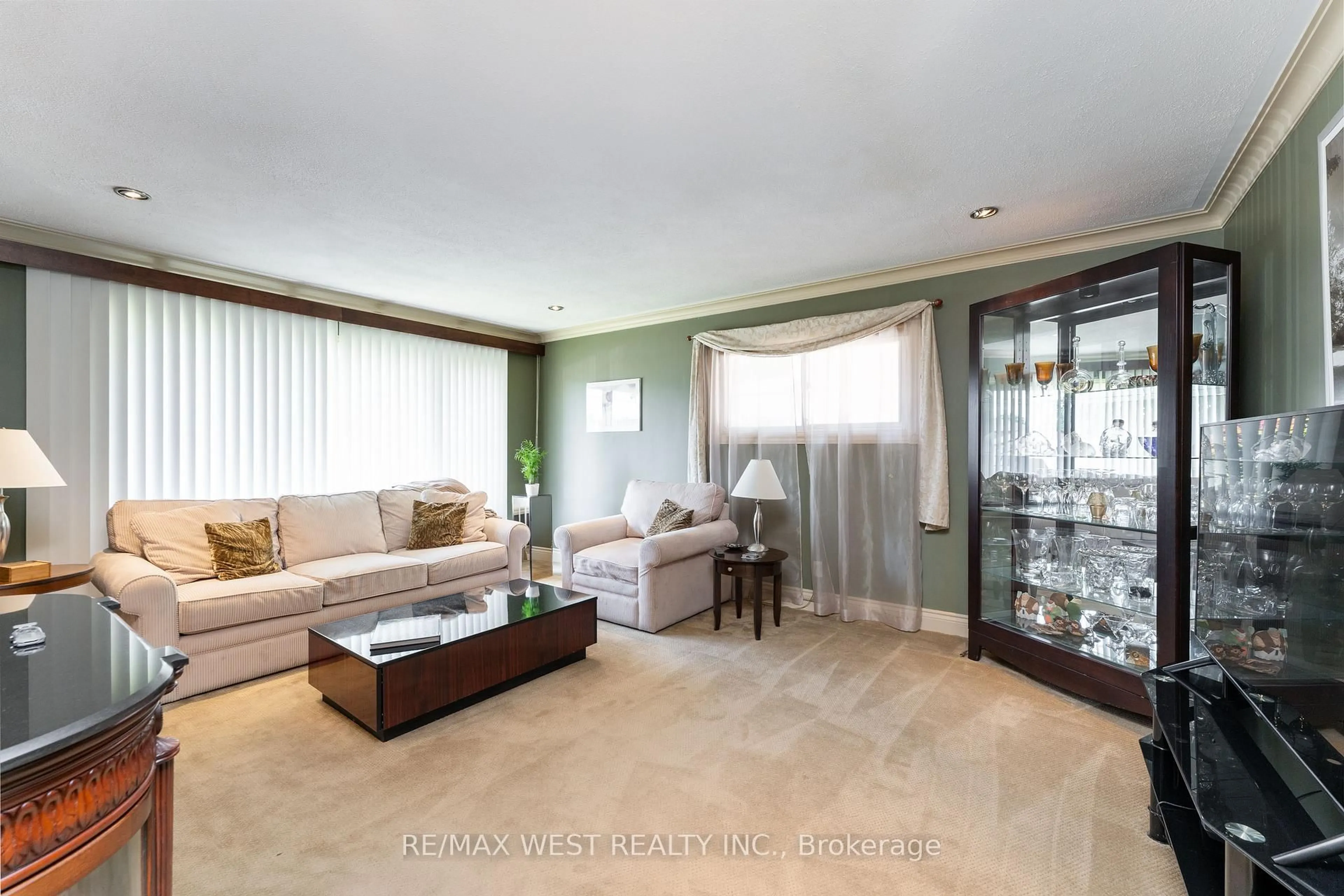 Living room with furniture, wood/laminate floor for 46 Orchard View Blvd, Oshawa Ontario L1G 3N7