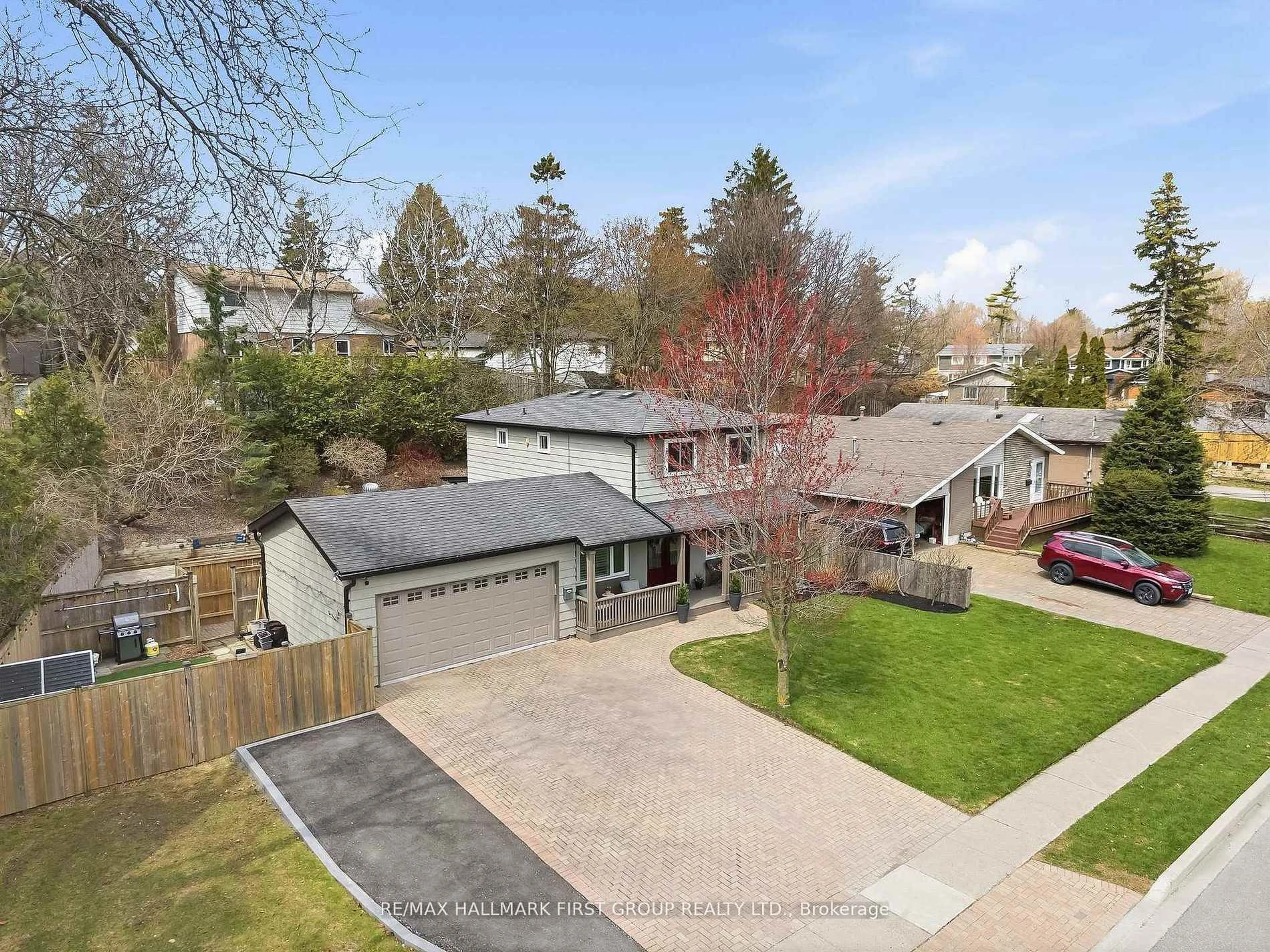 A pic from outside/outdoor area/front of a property/back of a property/a pic from drone, street for 953 Vistula Dr, Pickering Ontario L1W 2L7