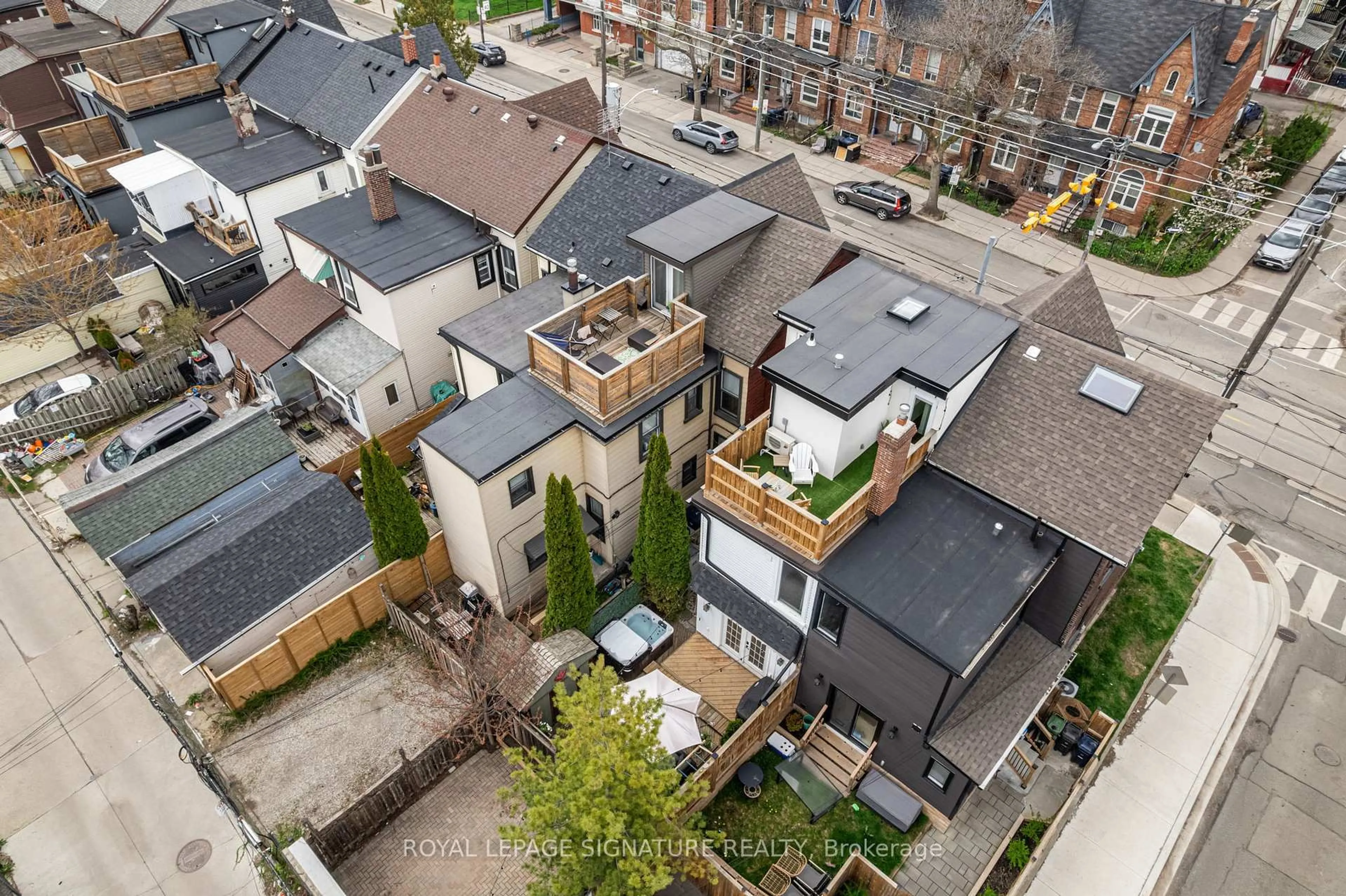 A pic from outside/outdoor area/front of a property/back of a property/a pic from drone, city buildings view from balcony for 166 Broadview Ave, Toronto Ontario M4M 2G5
