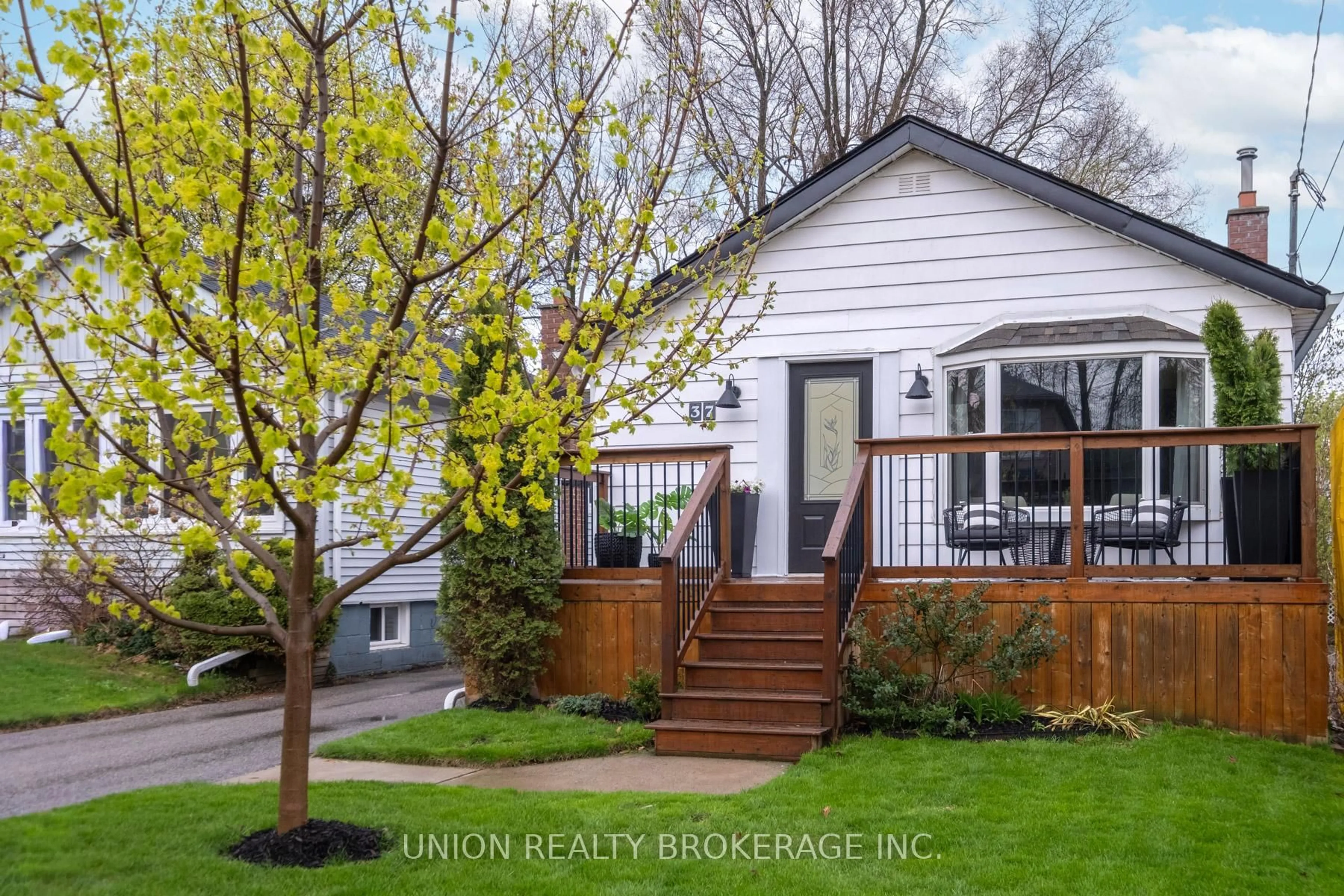 Home with vinyl exterior material, street for 37 Rhydwen Ave, Toronto Ontario M1N 2E2