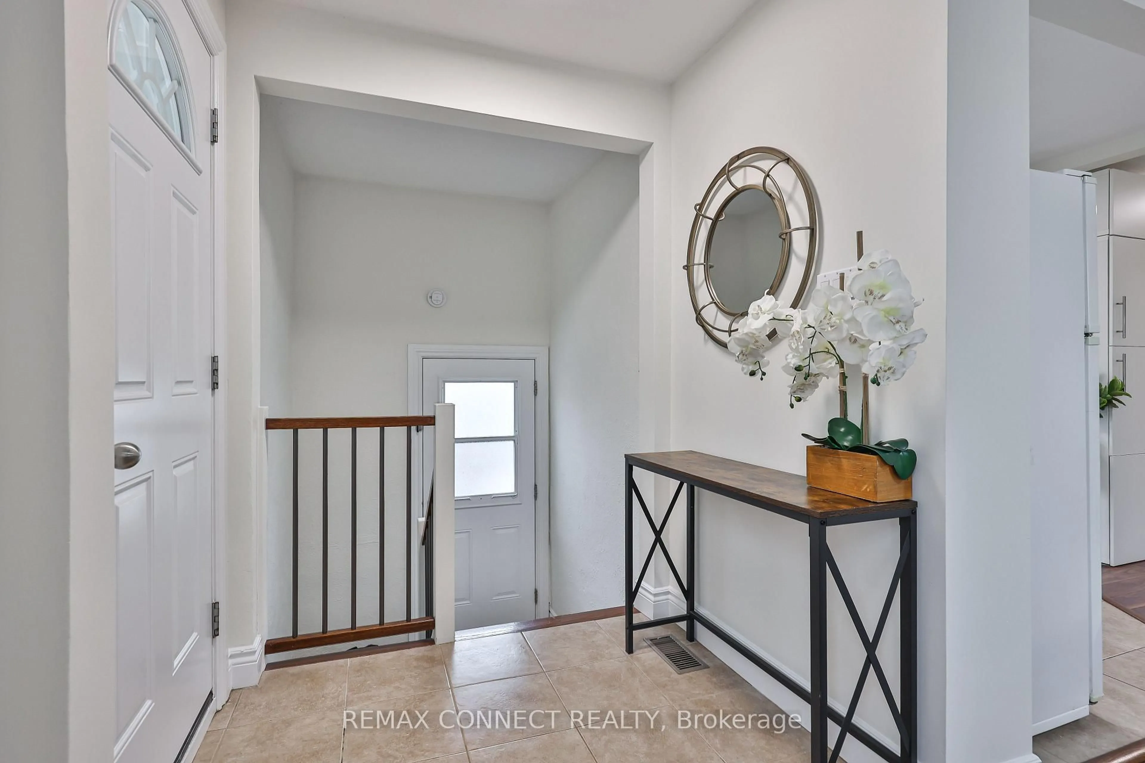 Indoor entryway for 101 Phillip Ave, Toronto Ontario M1N 3R3