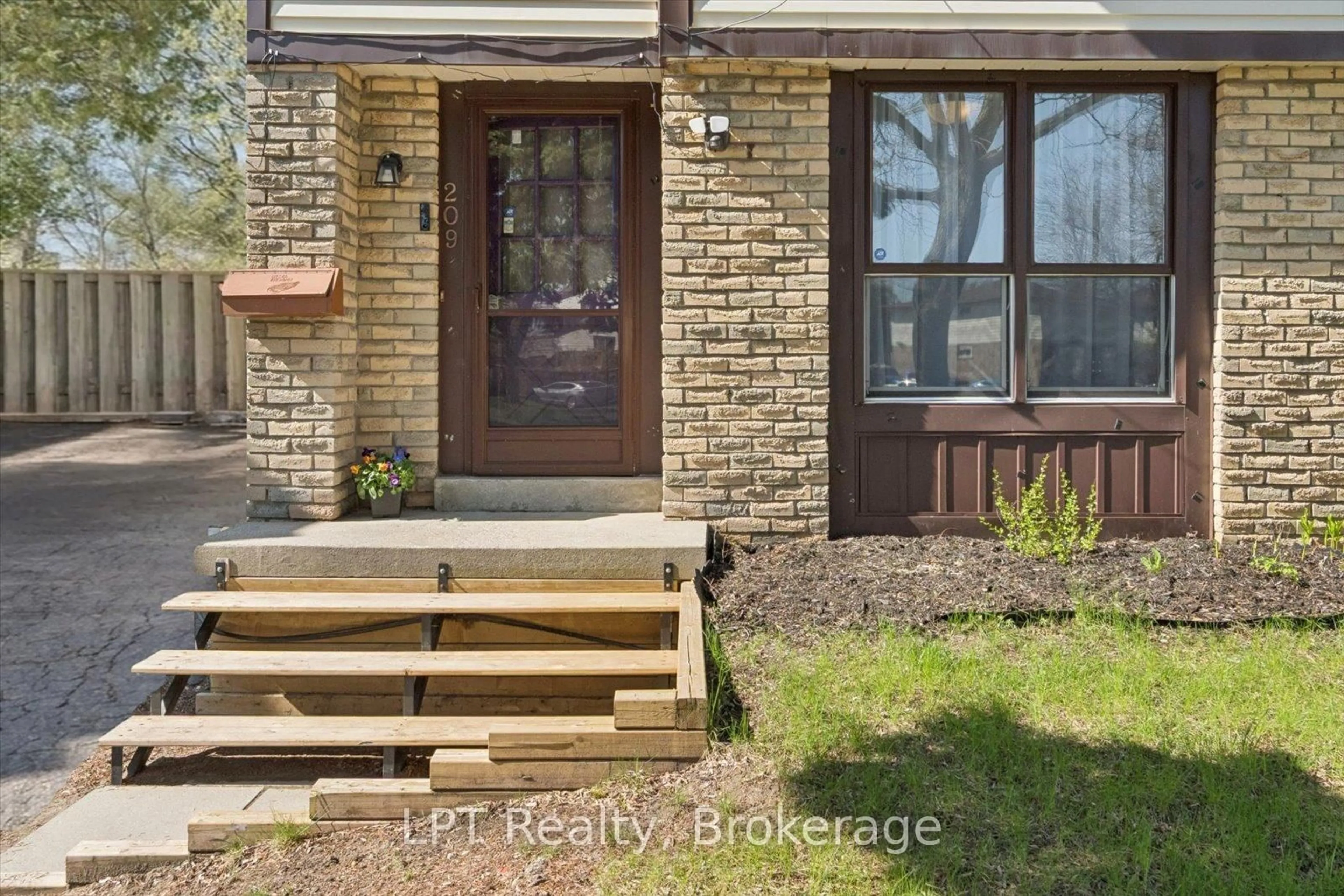 Home with brick exterior material, street for 209 Northminster Crt, Oshawa Ontario L1G 7M6
