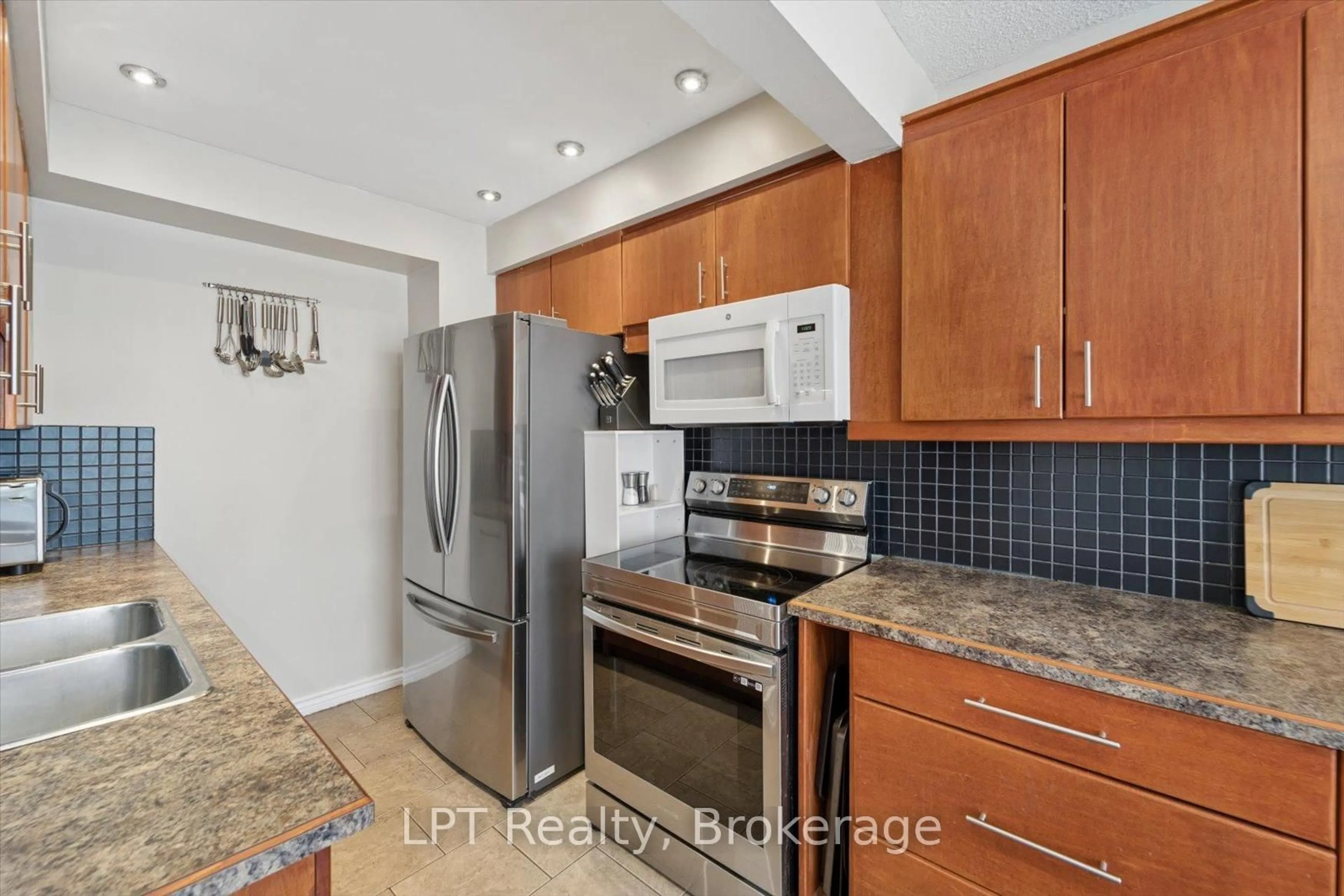 Standard kitchen, unknown for 209 Northminster Crt, Oshawa Ontario L1G 7M6