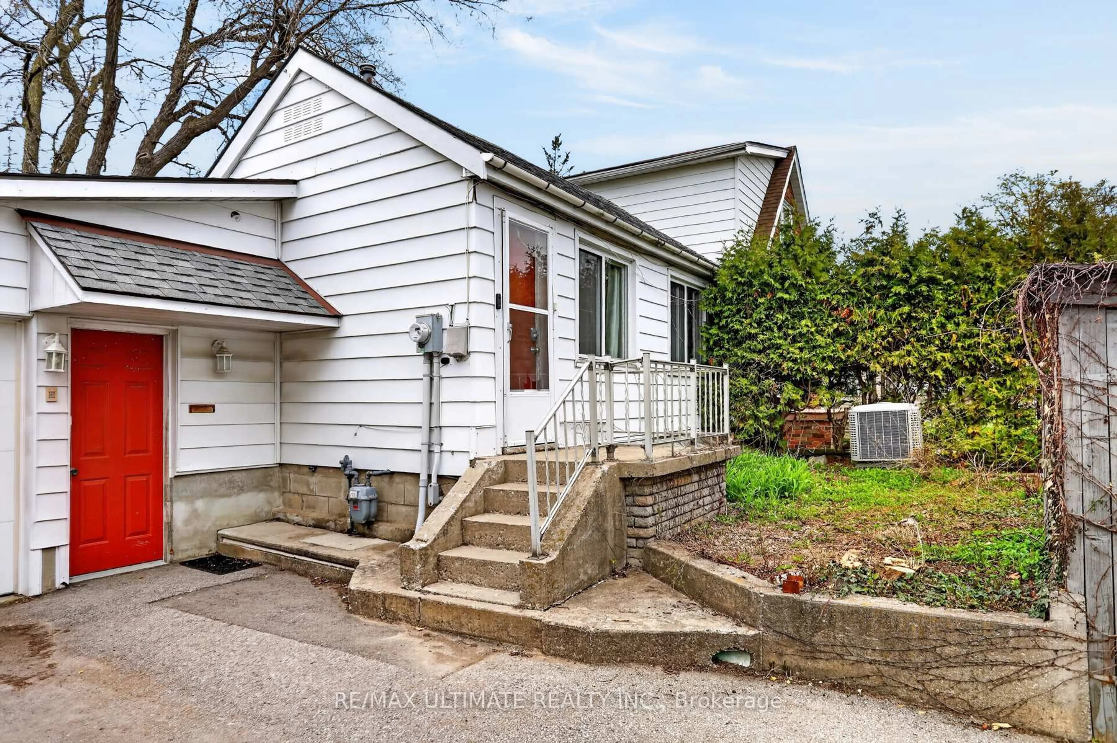 Home with vinyl exterior material, street for 378 Kennedy Rd, Toronto Ontario M1K 2A5