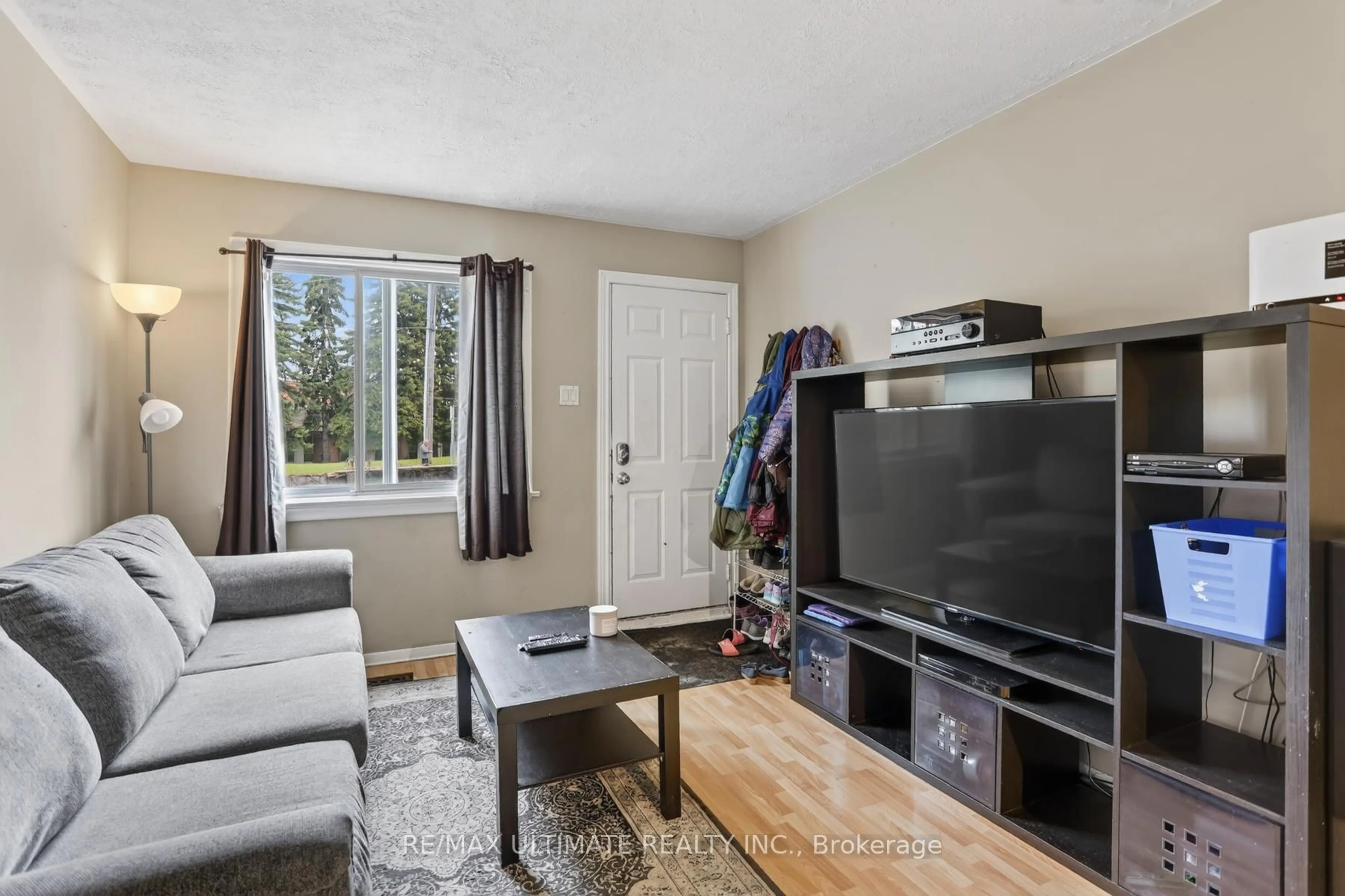 Living room with furniture, unknown for 378 Kennedy Rd, Toronto Ontario M1K 2A5