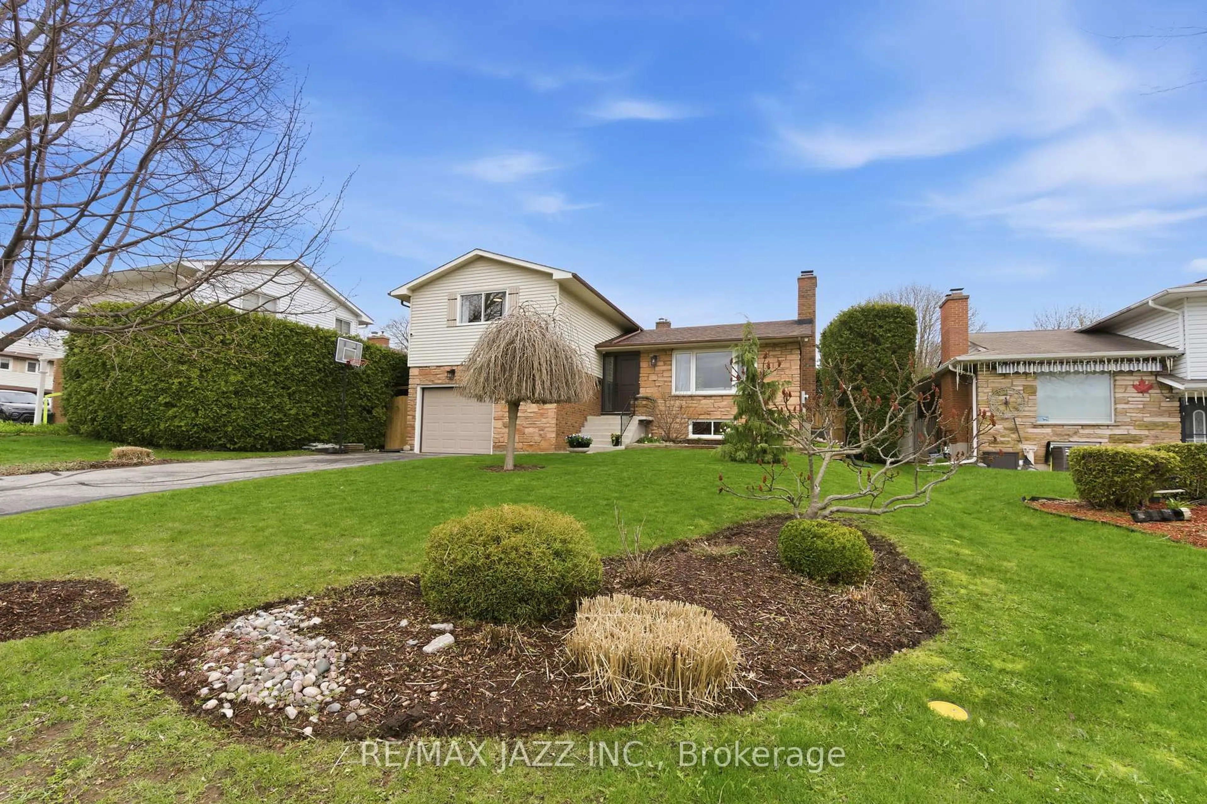 A pic from outside/outdoor area/front of a property/back of a property/a pic from drone, street for 47 Martindale St, Oshawa Ontario L1H 6W7