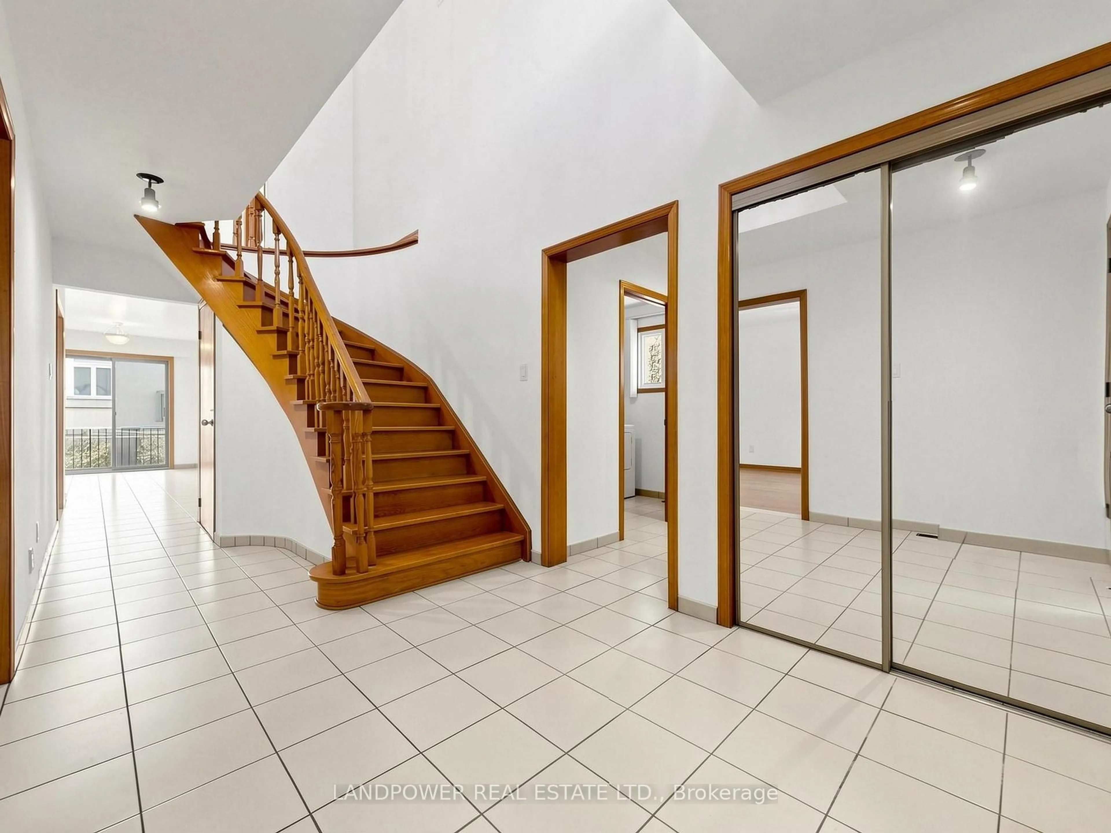 Indoor foyer for 15 Coverdale Cres, Toronto Ontario M1V 2S6