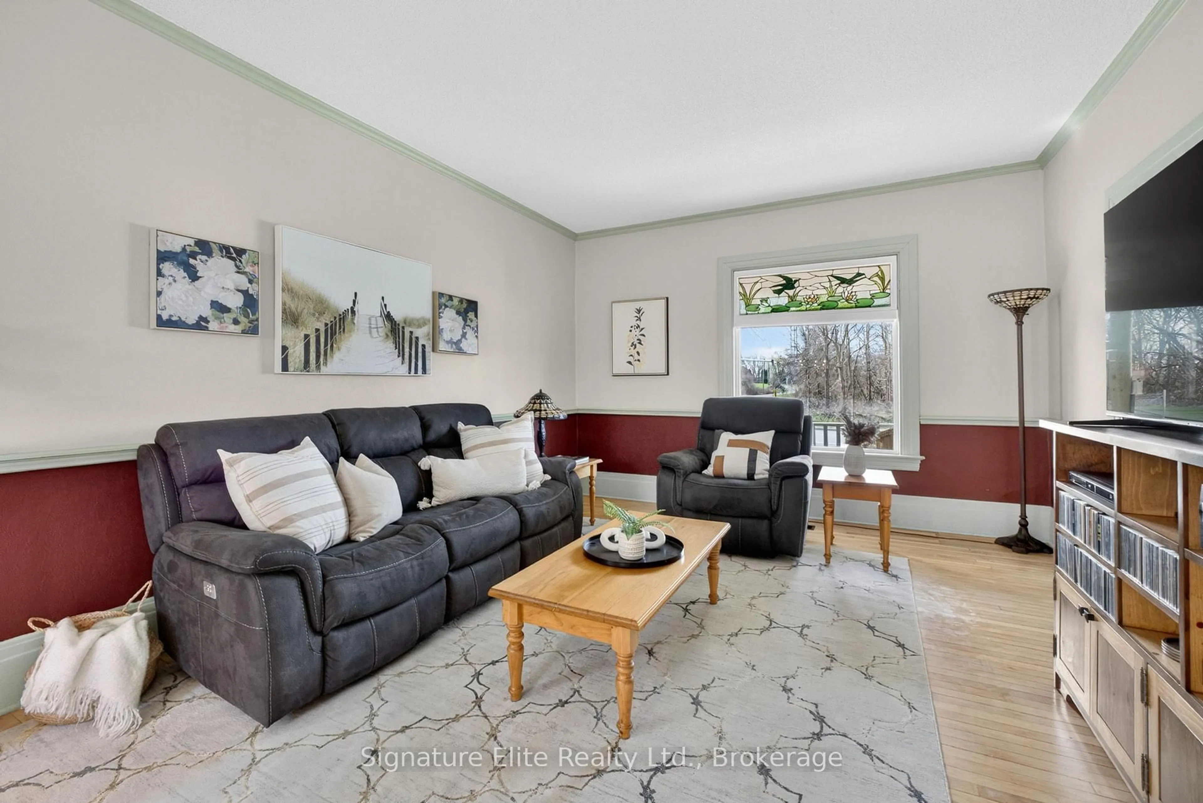 Living room with furniture, unknown for 60 Winchester Rd, Whitby Ontario L1M 1B4