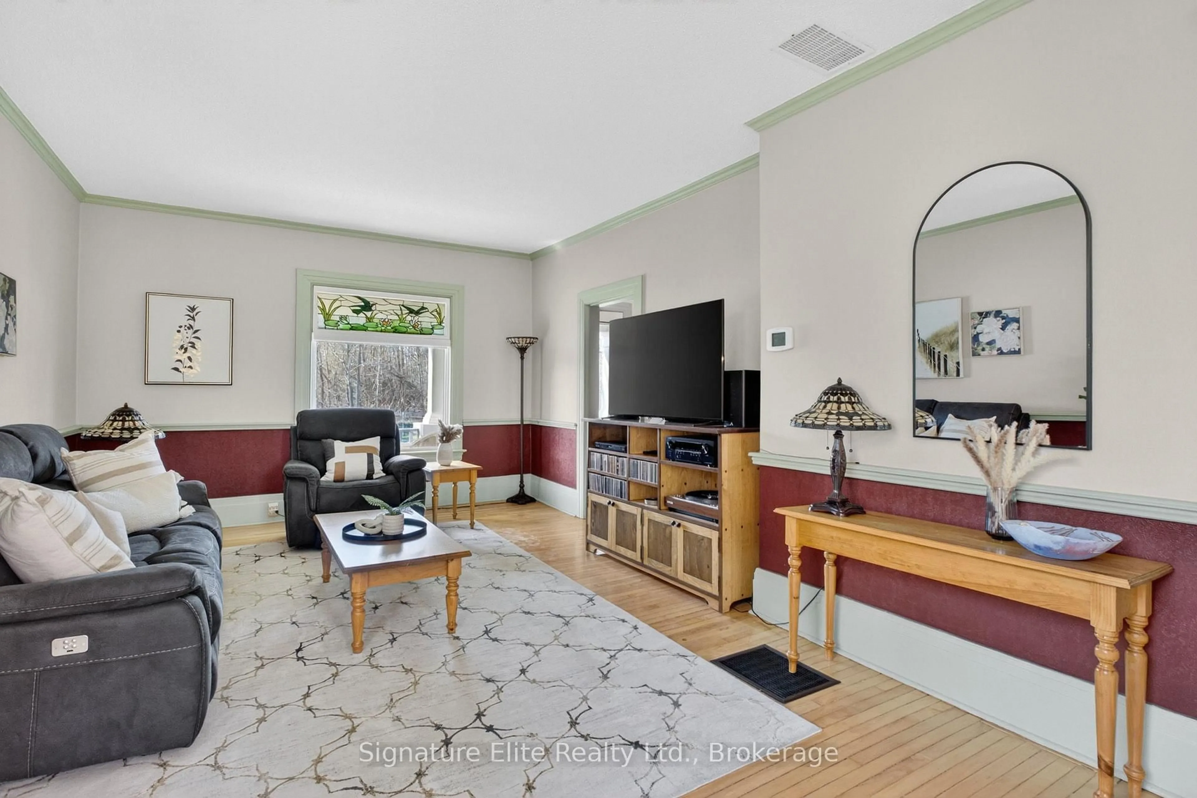 Living room with furniture, unknown for 60 Winchester Rd, Whitby Ontario L1M 1B4