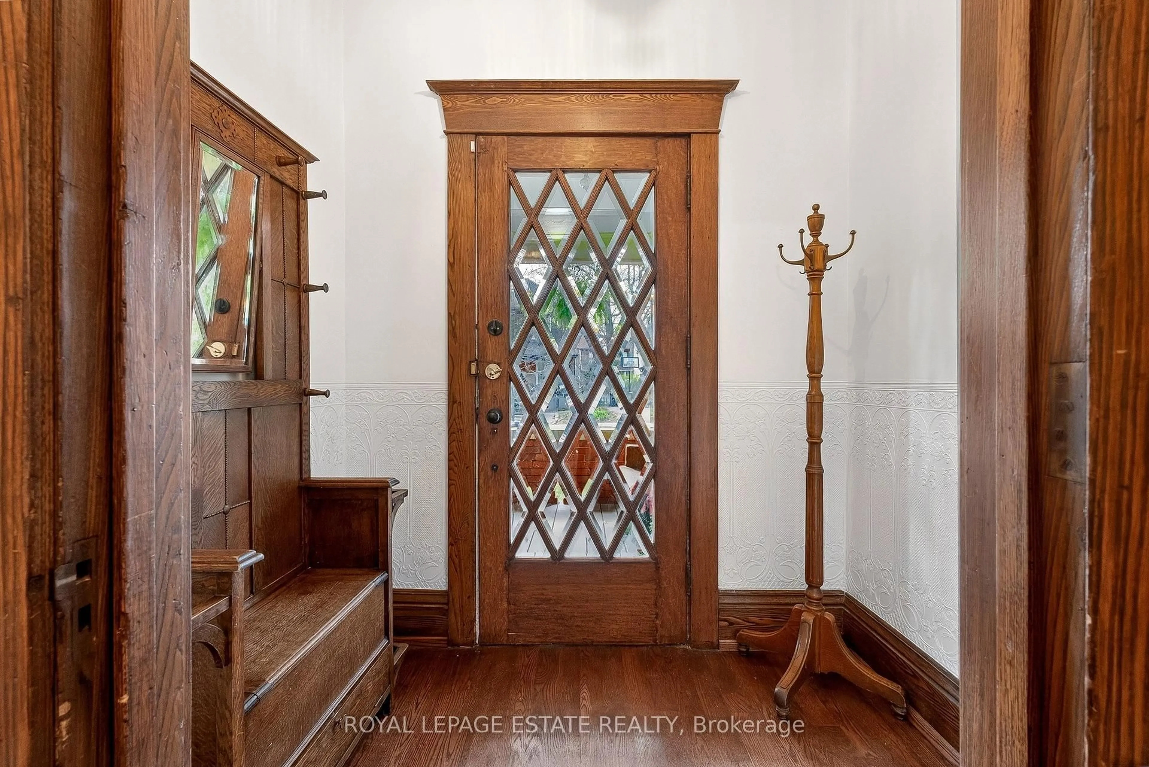 Indoor entryway for 289 Beech Ave, Toronto Ontario M4E 3J1