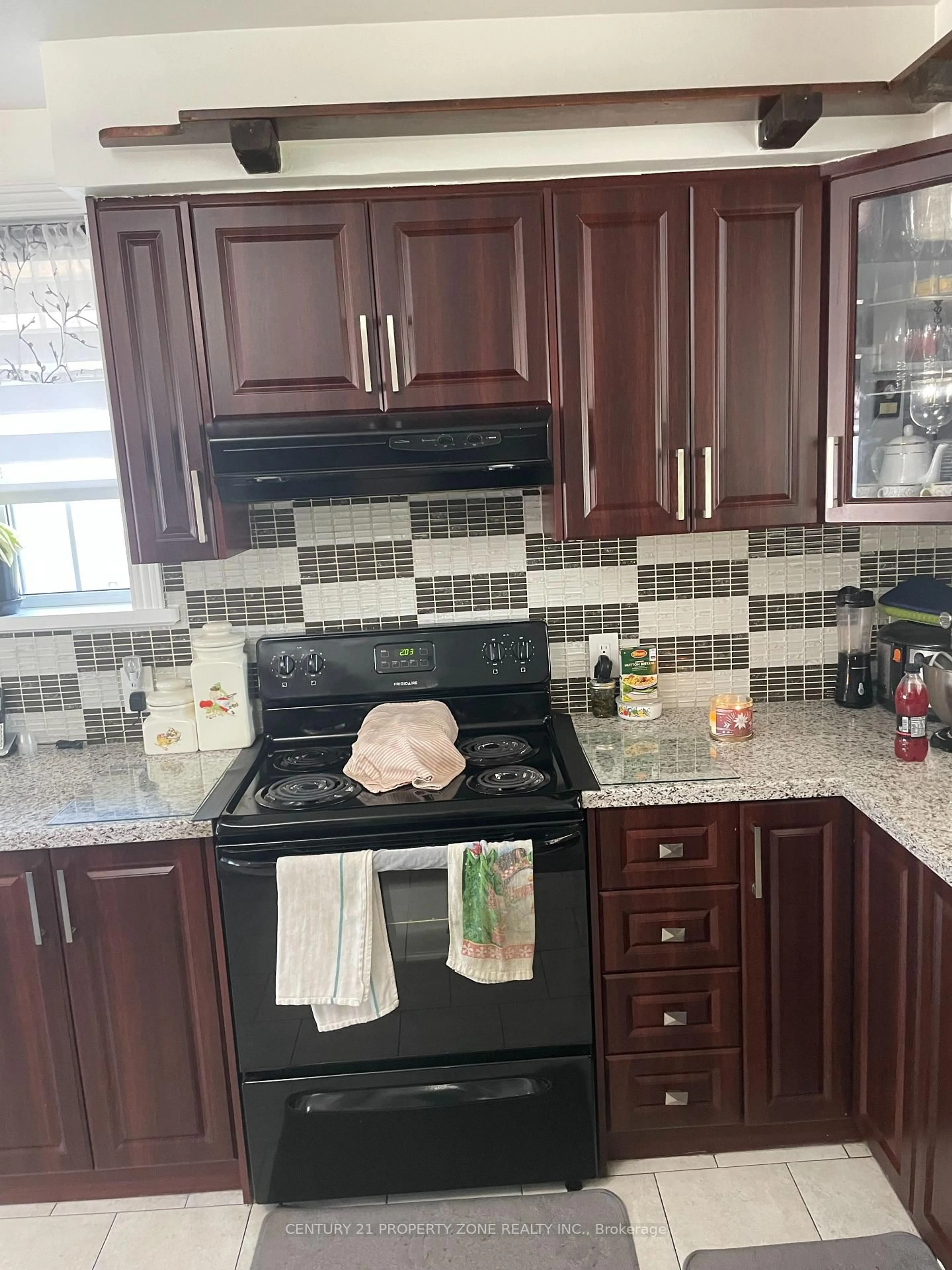 Standard kitchen, ceramic/tile floor for 62 Sundance Cres, Toronto Ontario M1G 2M2