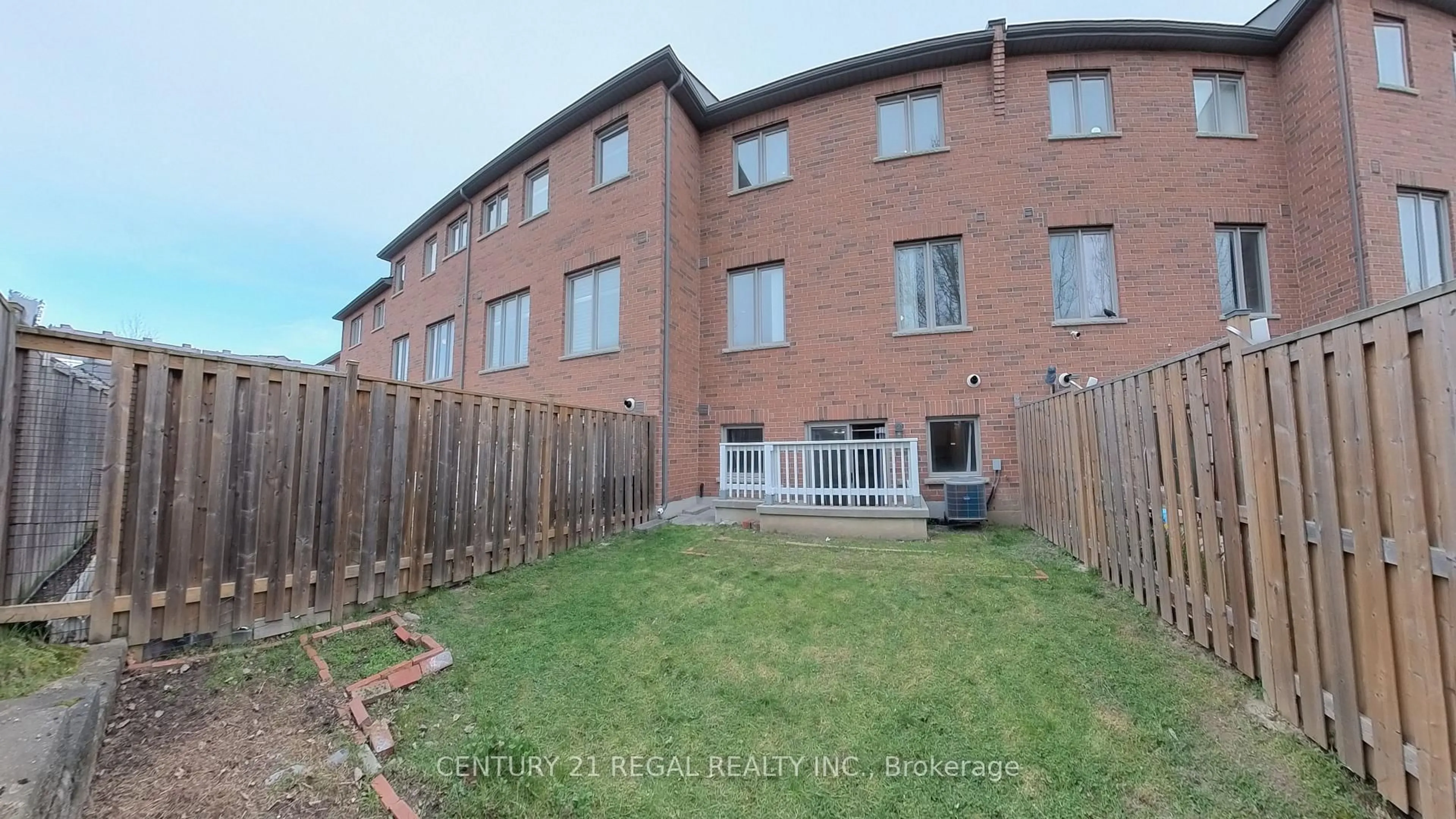 A pic from outside/outdoor area/front of a property/back of a property/a pic from drone, building for 27 Belanger Cres, Toronto Ontario M1L 0H3