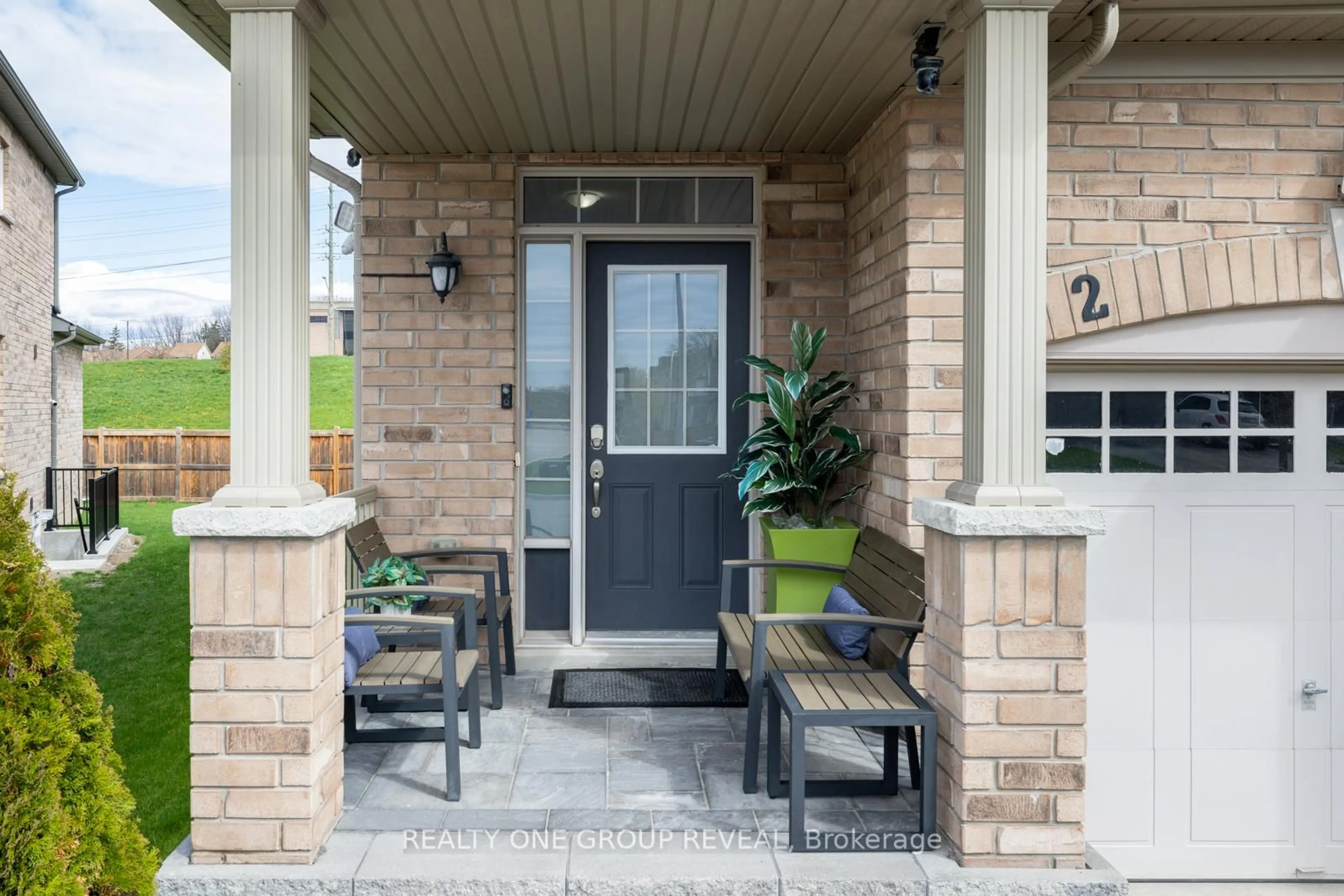 Indoor entryway for 2 Rimrock Cres, Whitby Ontario L1N 0E5