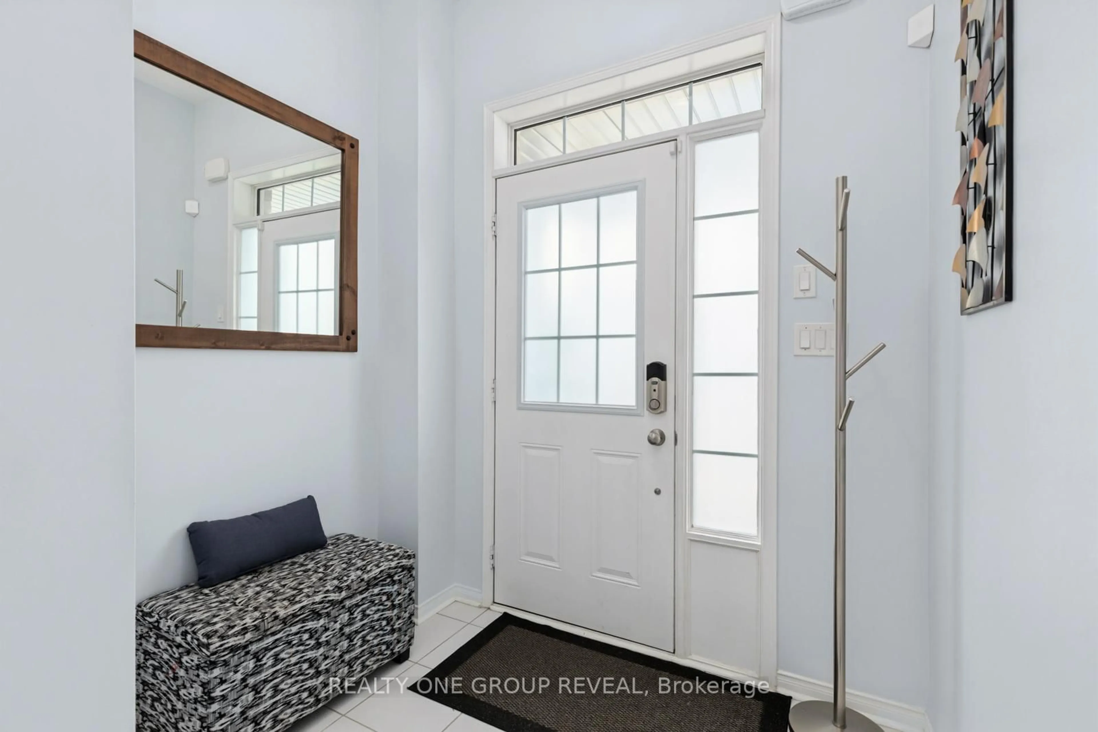 Indoor entryway for 2 Rimrock Cres, Whitby Ontario L1N 0E5