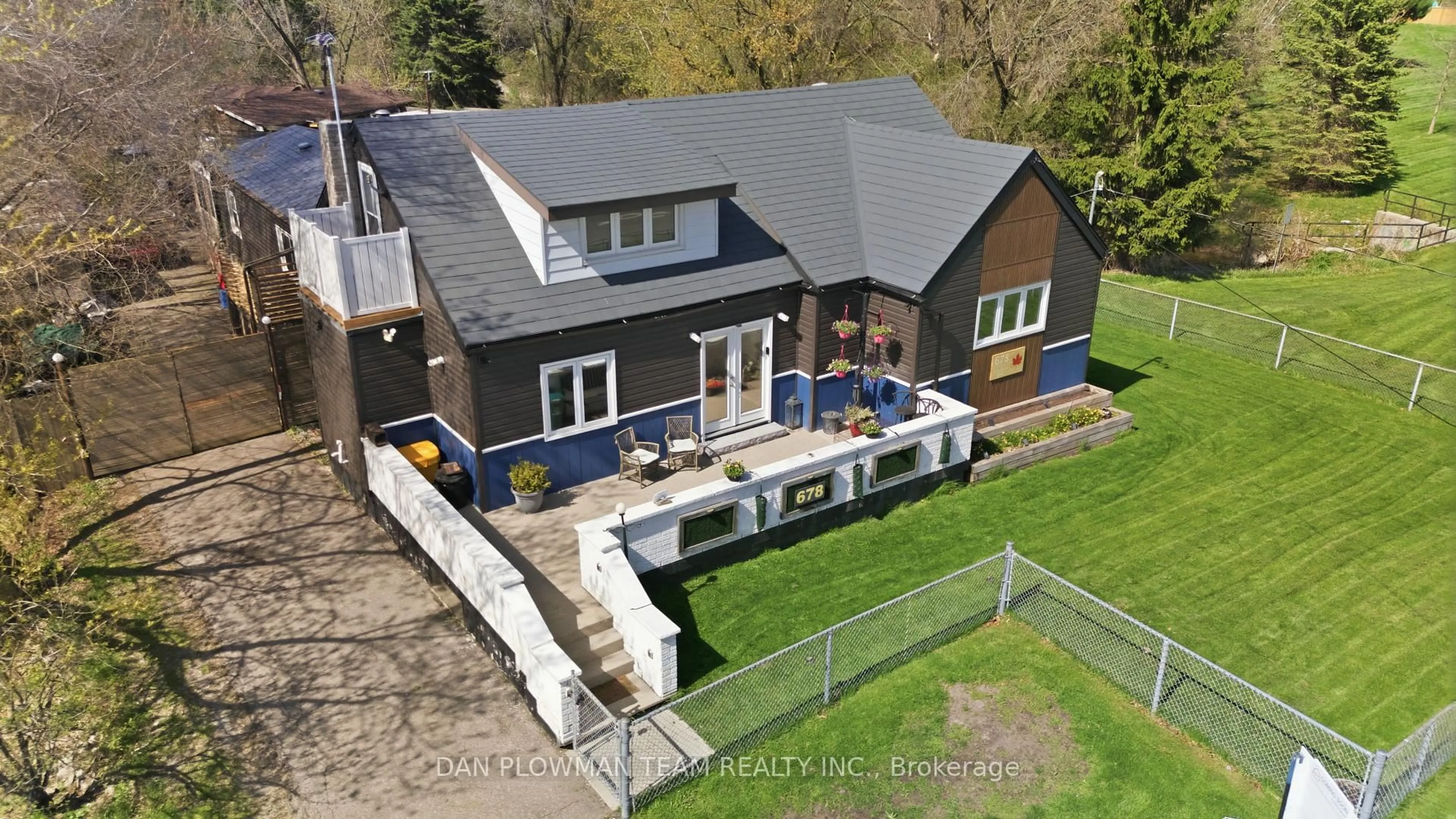 A pic from outside/outdoor area/front of a property/back of a property/a pic from drone, building for 678 King St, Oshawa Ontario L1J 2L3