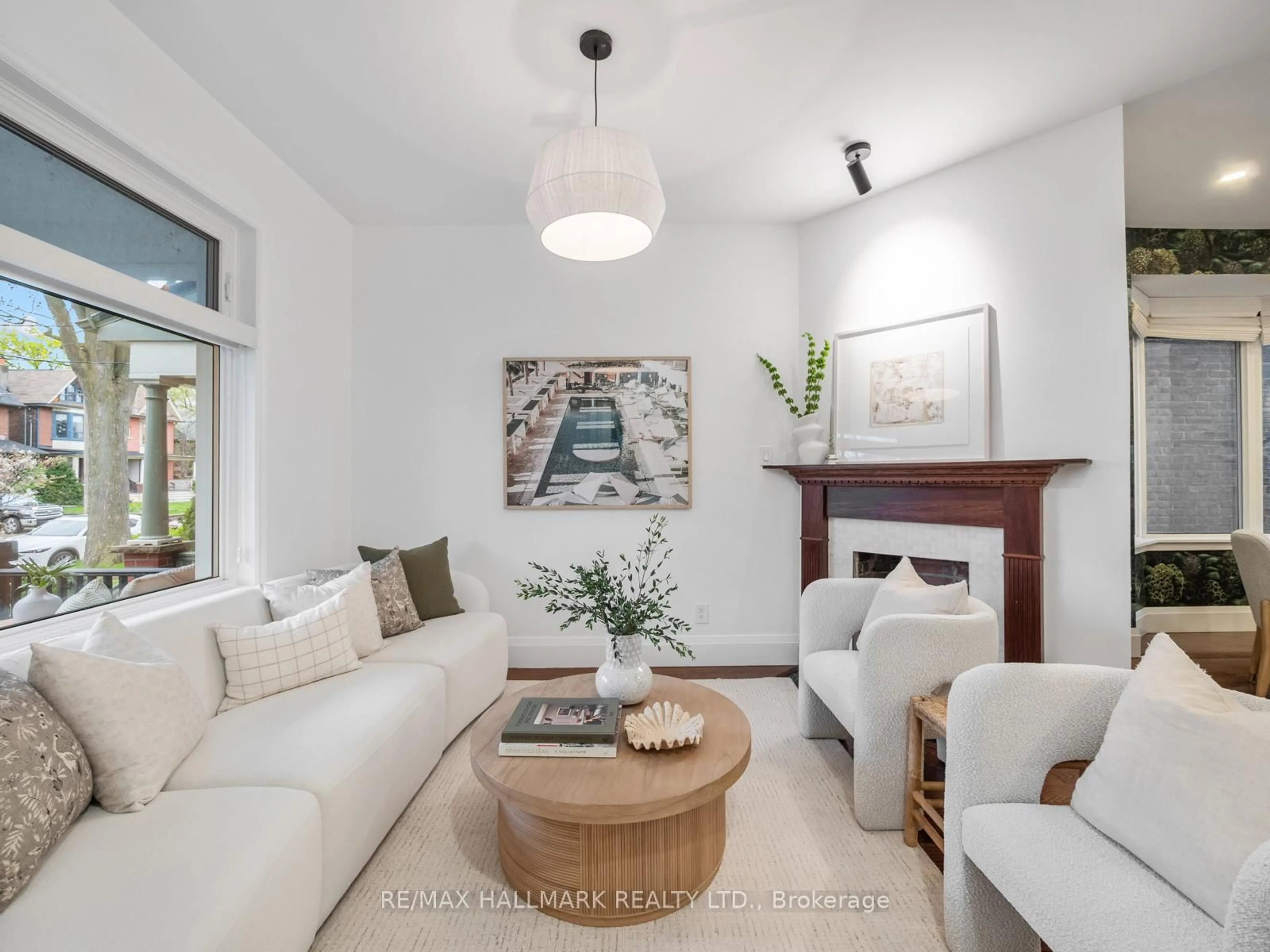 Living room with furniture, unknown for 16 Bain Ave, Toronto Ontario M4K 1E6