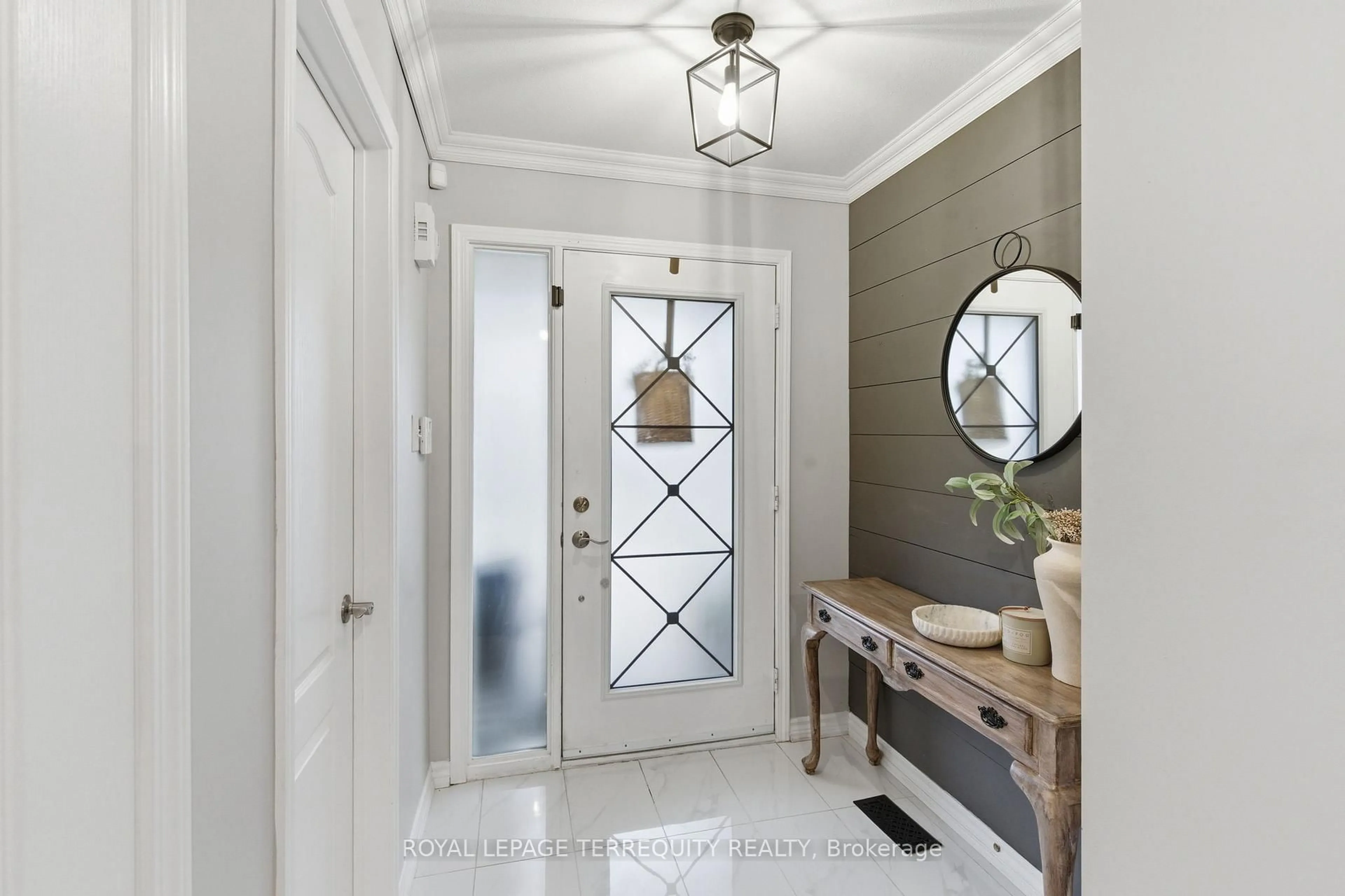 Indoor entryway for 119 Argent St, Clarington Ontario L1C 0C4