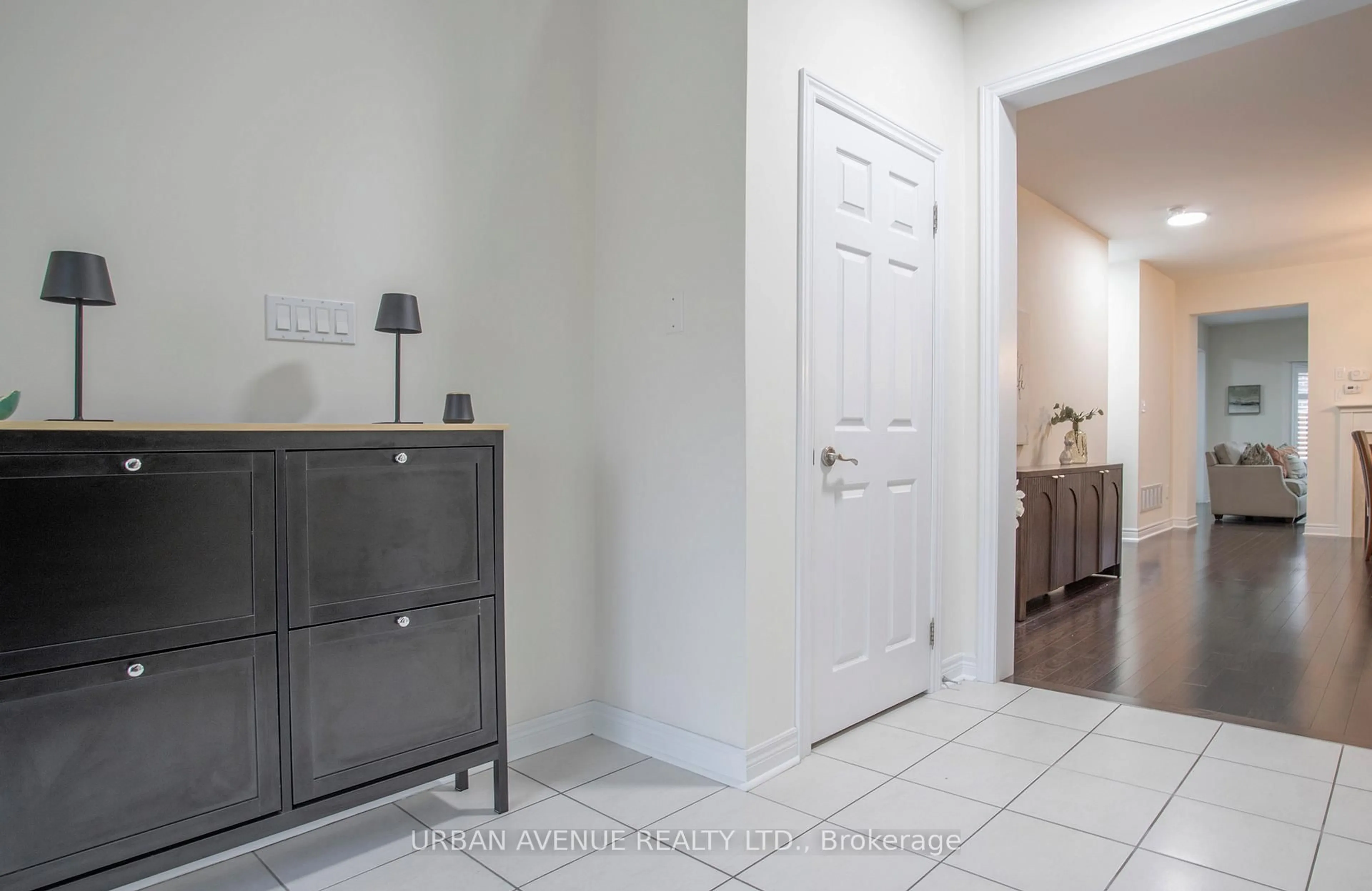 Indoor entryway for 5 Aquilina Crt, Ajax Ontario L1Z 0E5