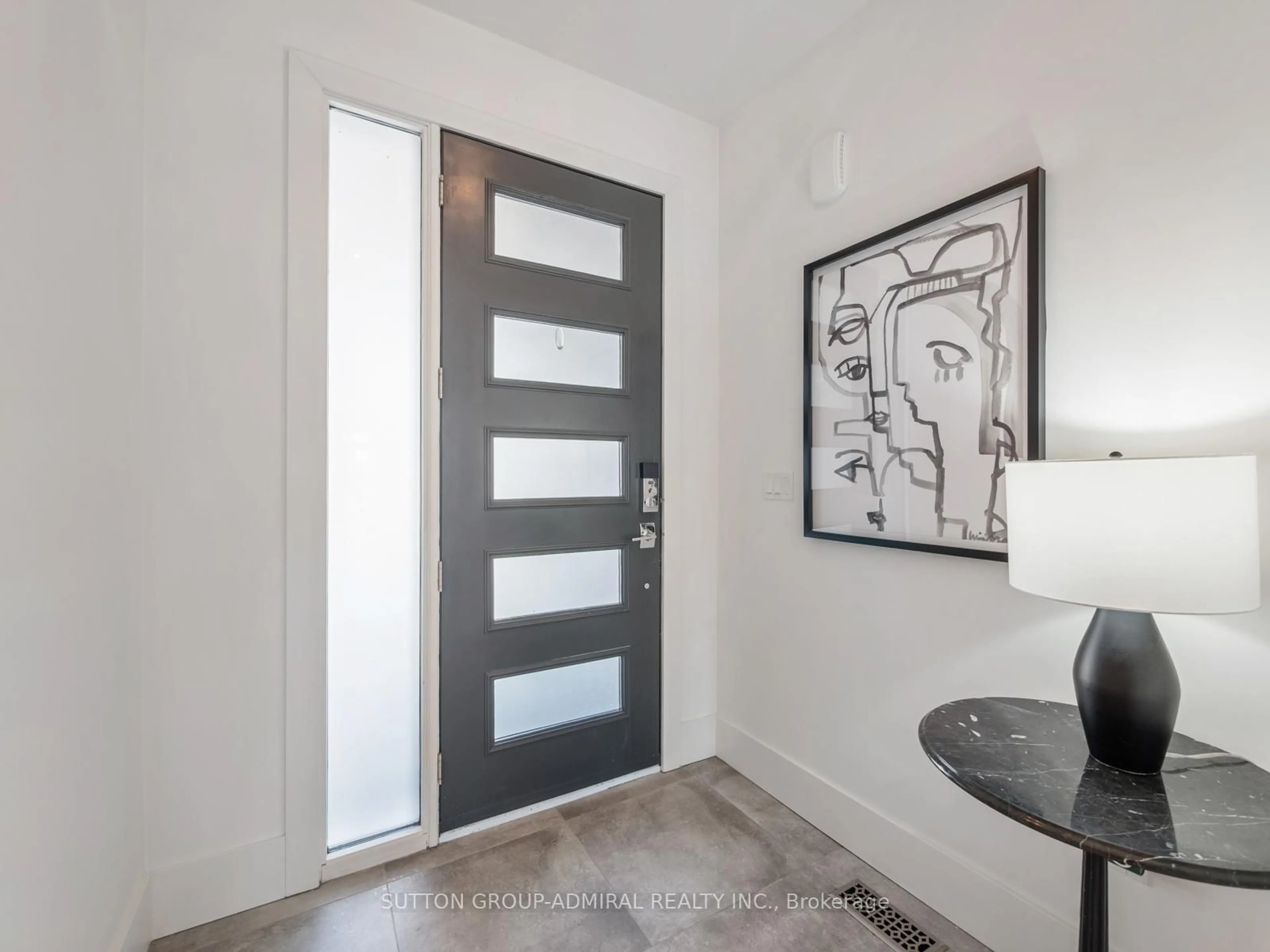 Indoor entryway for 113 Euclid St, Whitby Ontario L1N 5B1