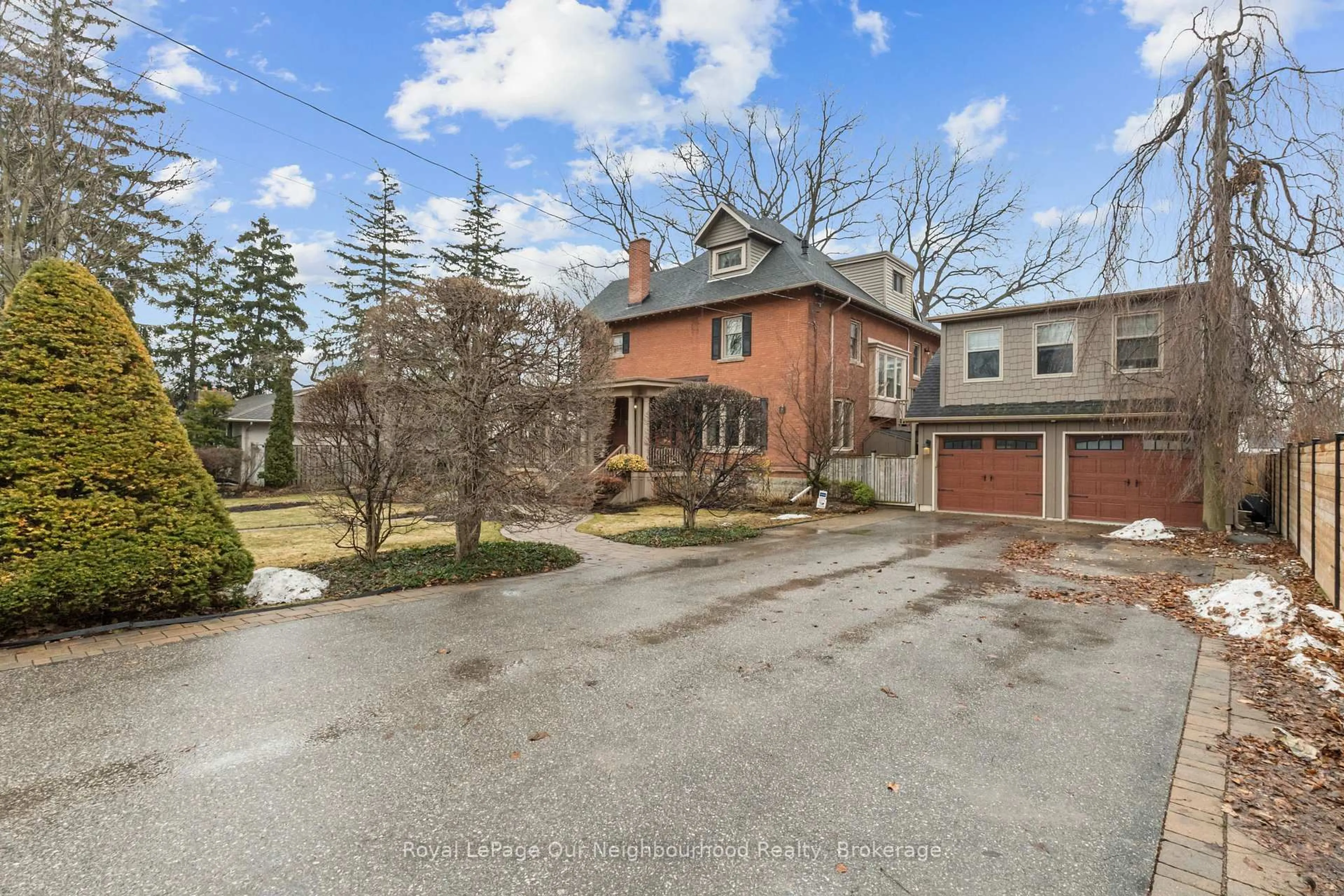 A pic from outside/outdoor area/front of a property/back of a property/a pic from drone, street for 305 Trent St, Whitby Ontario L1N 1M3